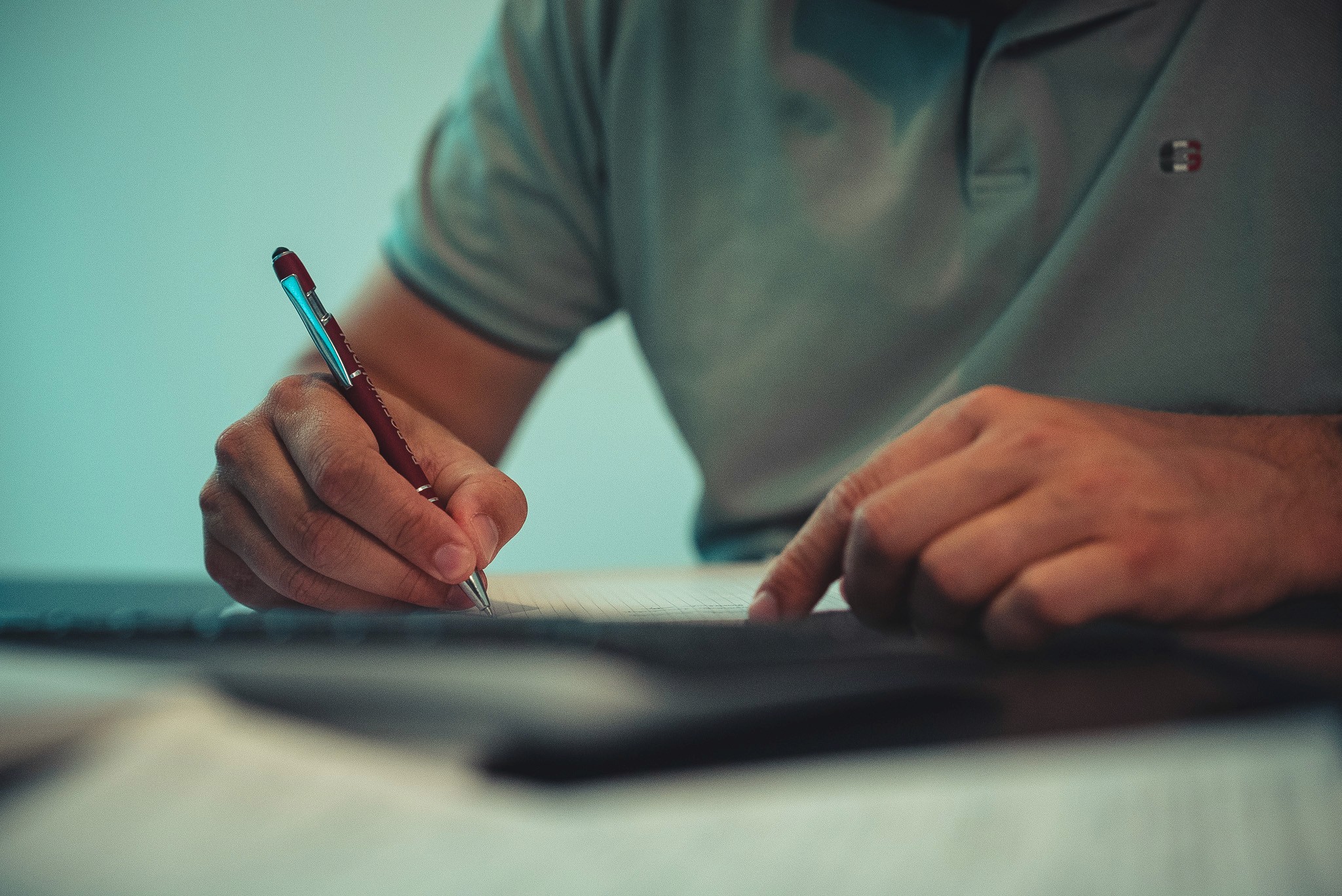 Robby Bauwens van BG Boekhouden met een Pen in zijn Hand getrokken door Cheatcode Oostende