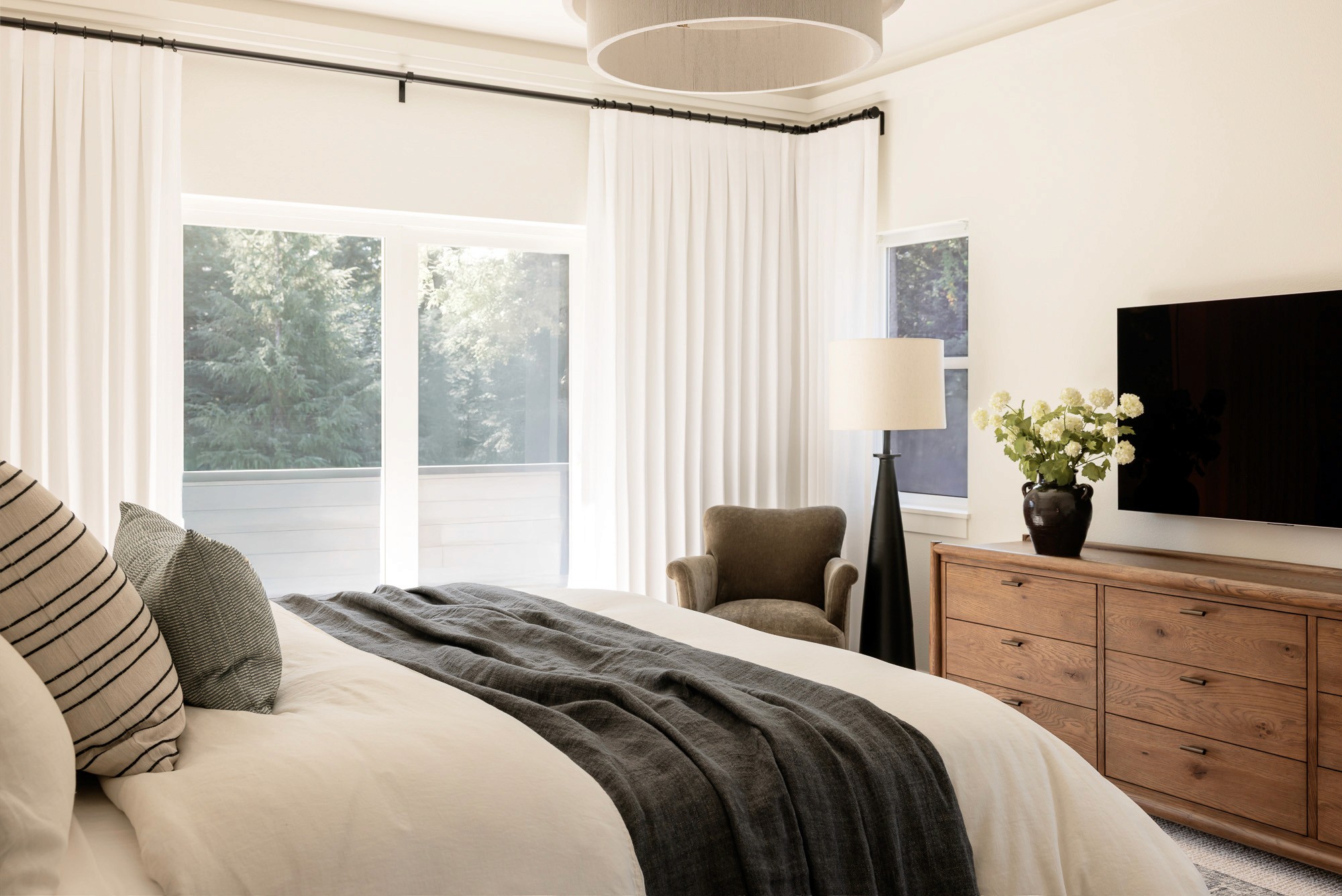 We’re so excited to share details from The Ravensdale House: Primary Bedroom — one of our favorite interior design + remodeling projects in Ravensdale, Washington. 