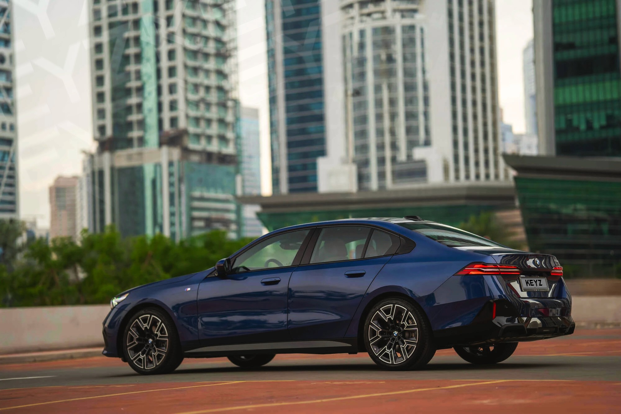Vue extérieure arrière BMW 520i Bleu – Location Berline à Dubaï | Keyz Rent
