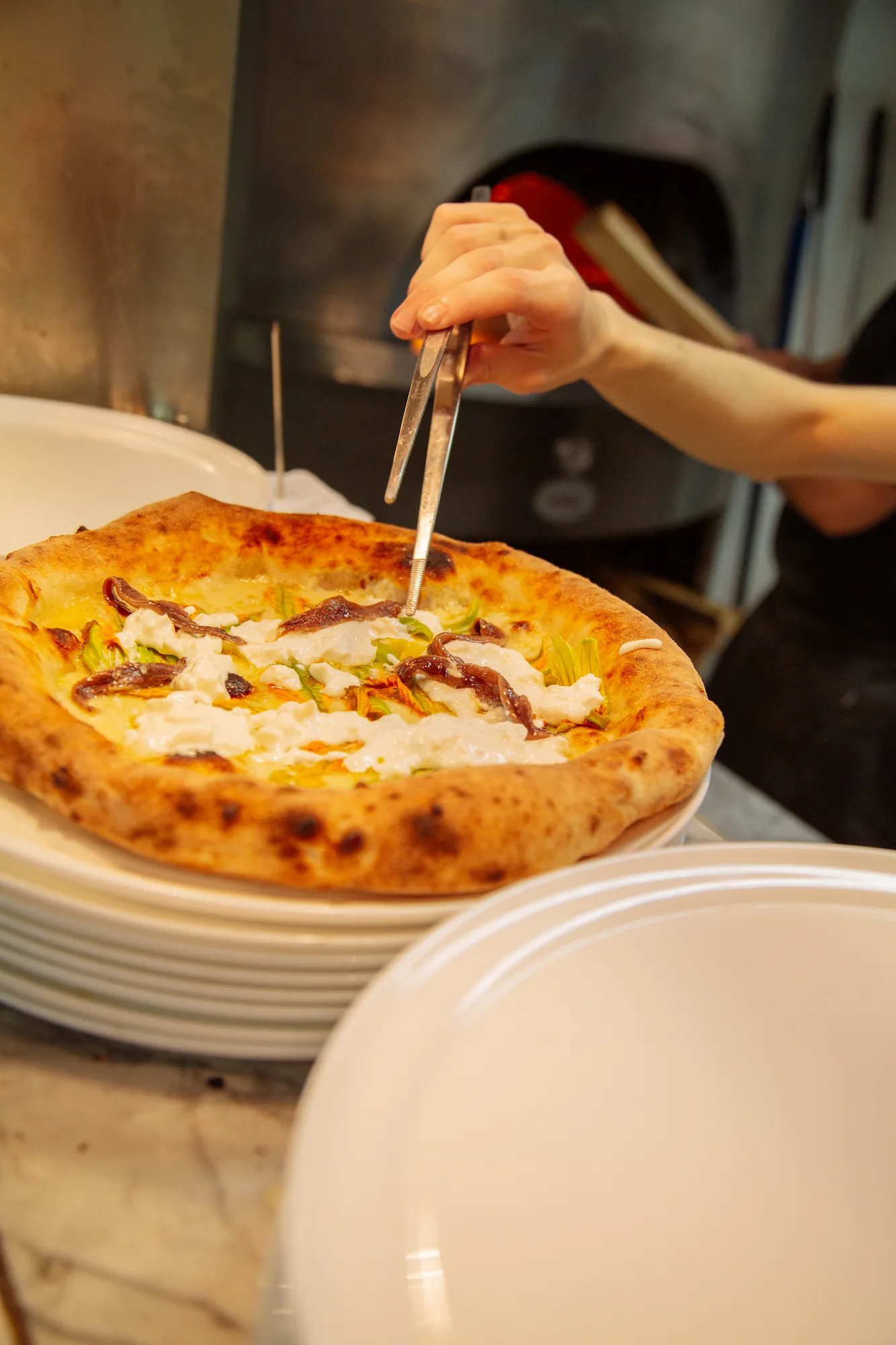 Pizza napoletana contemporanea con fiori di zucca, alici e mozzarella servita al Ristorante Unico di Cantù.