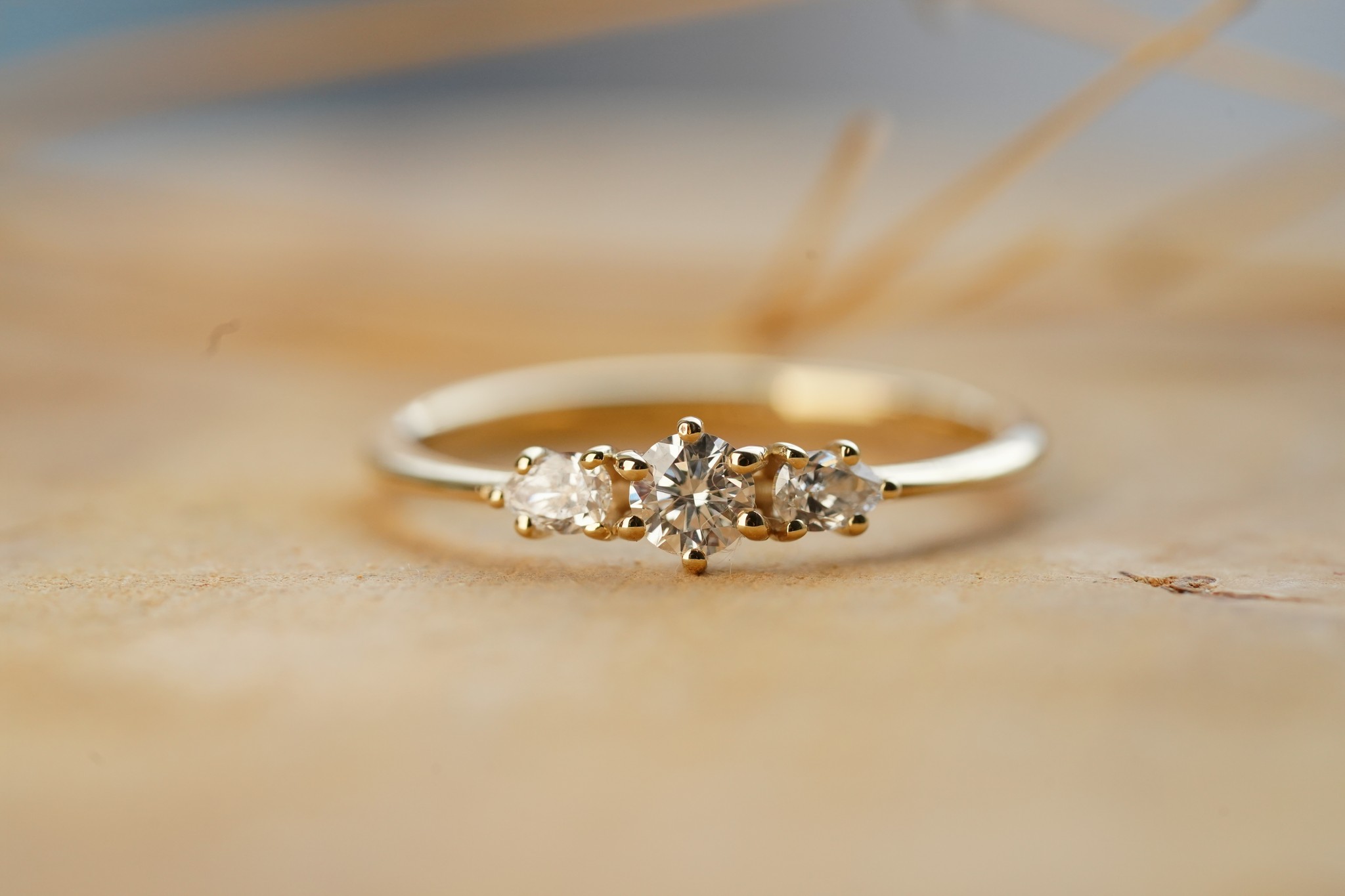 Ein handgefertigter Verlobungsring aus Gold mit drei funkelnden Brillanten – individuelles Schmuckdesign von Goldschmiedemeisterin Steffi Stahl.