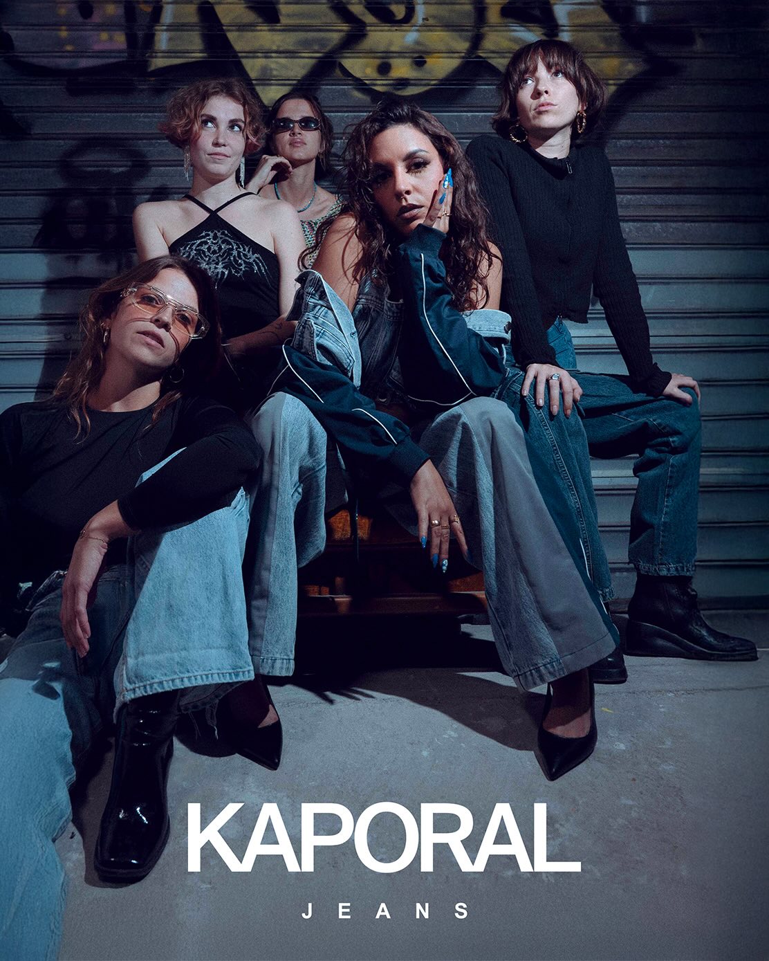 shooting photo campagne mode Kaporal Jeans avec cinq mannequins en denim style street
