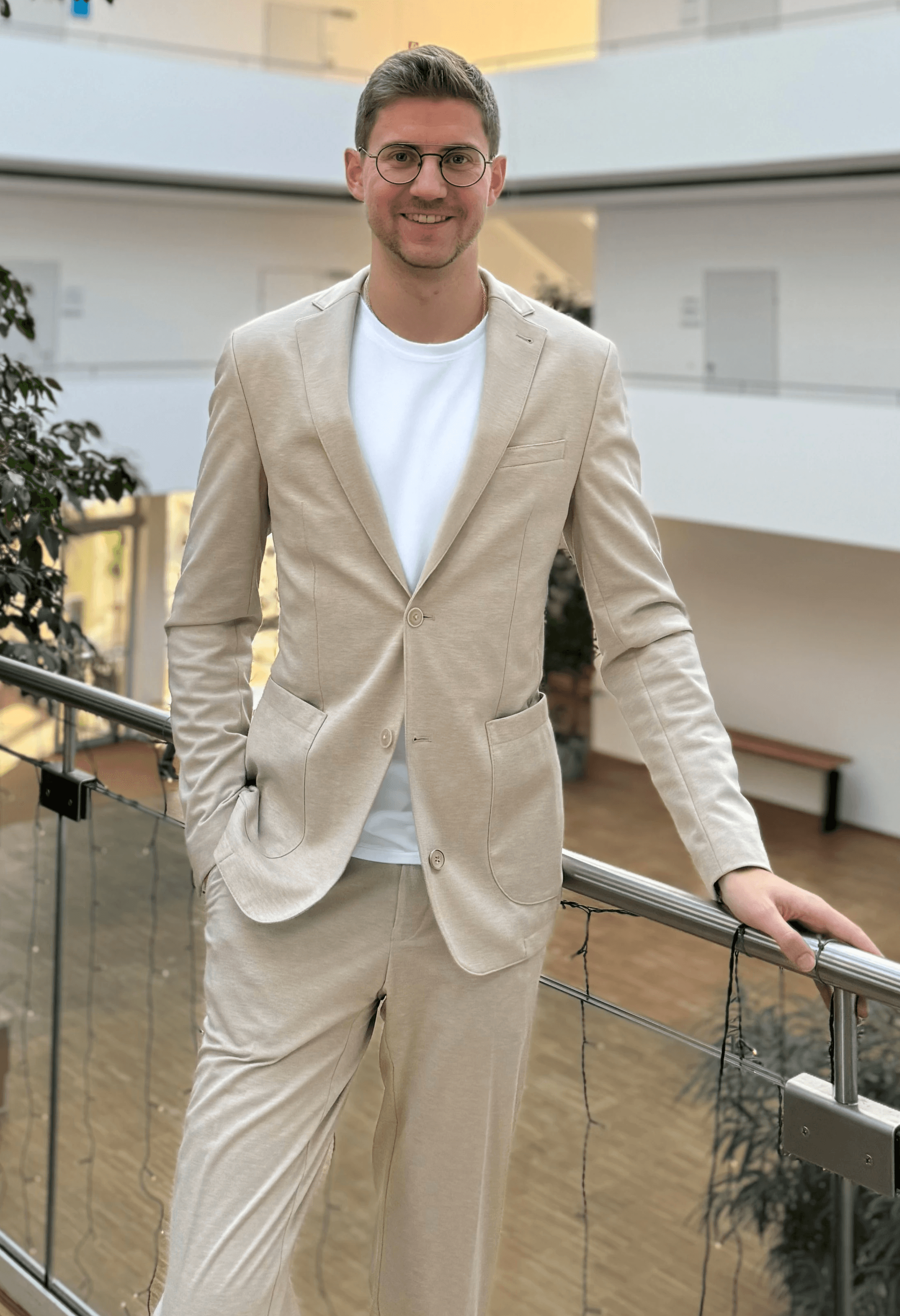 Christian Reich stehend im Büro