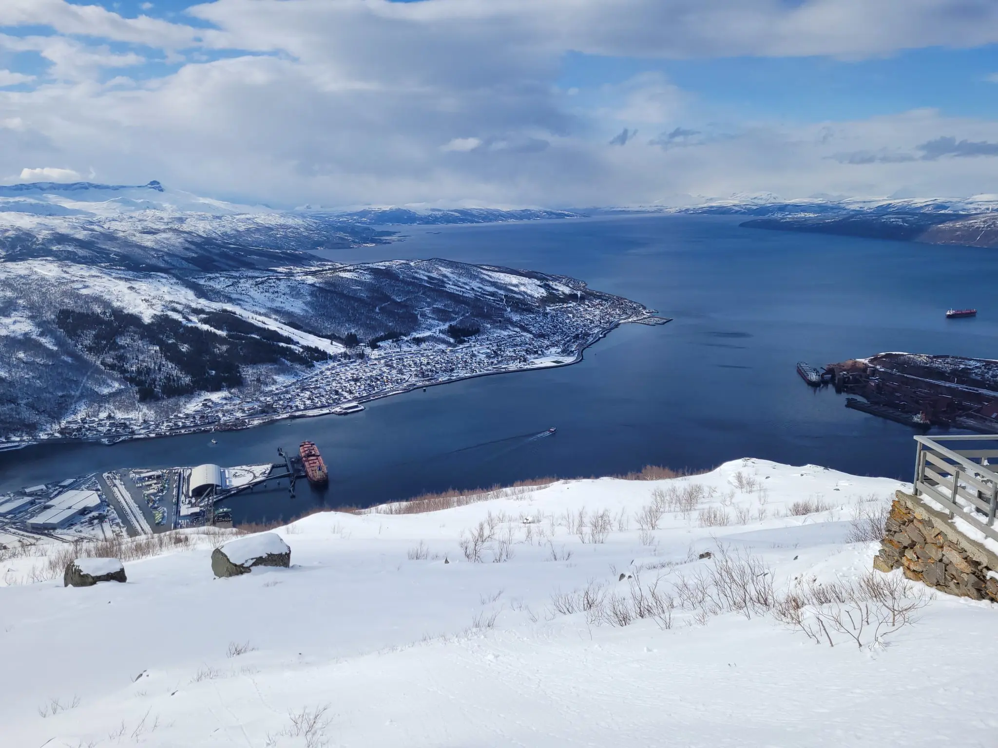 Bilde av Narvik fra fjellet om vinteren.