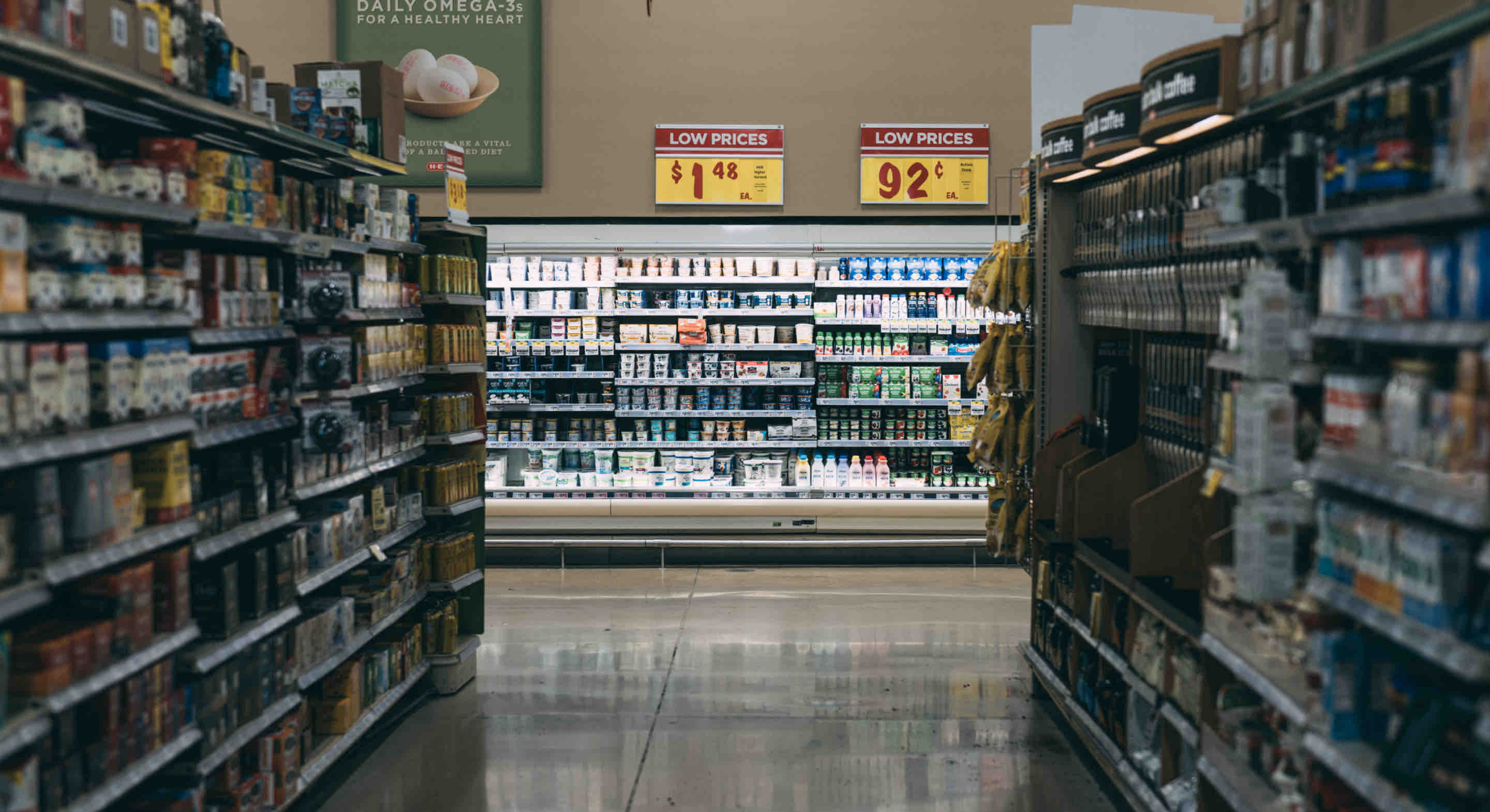 Photo of a grocery store aisle.