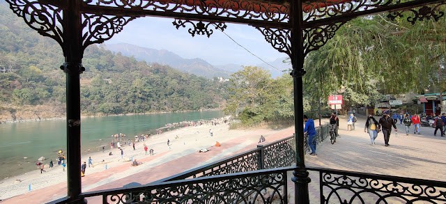 The beach at Rishikesh, turquoise green waters as seen from a street.