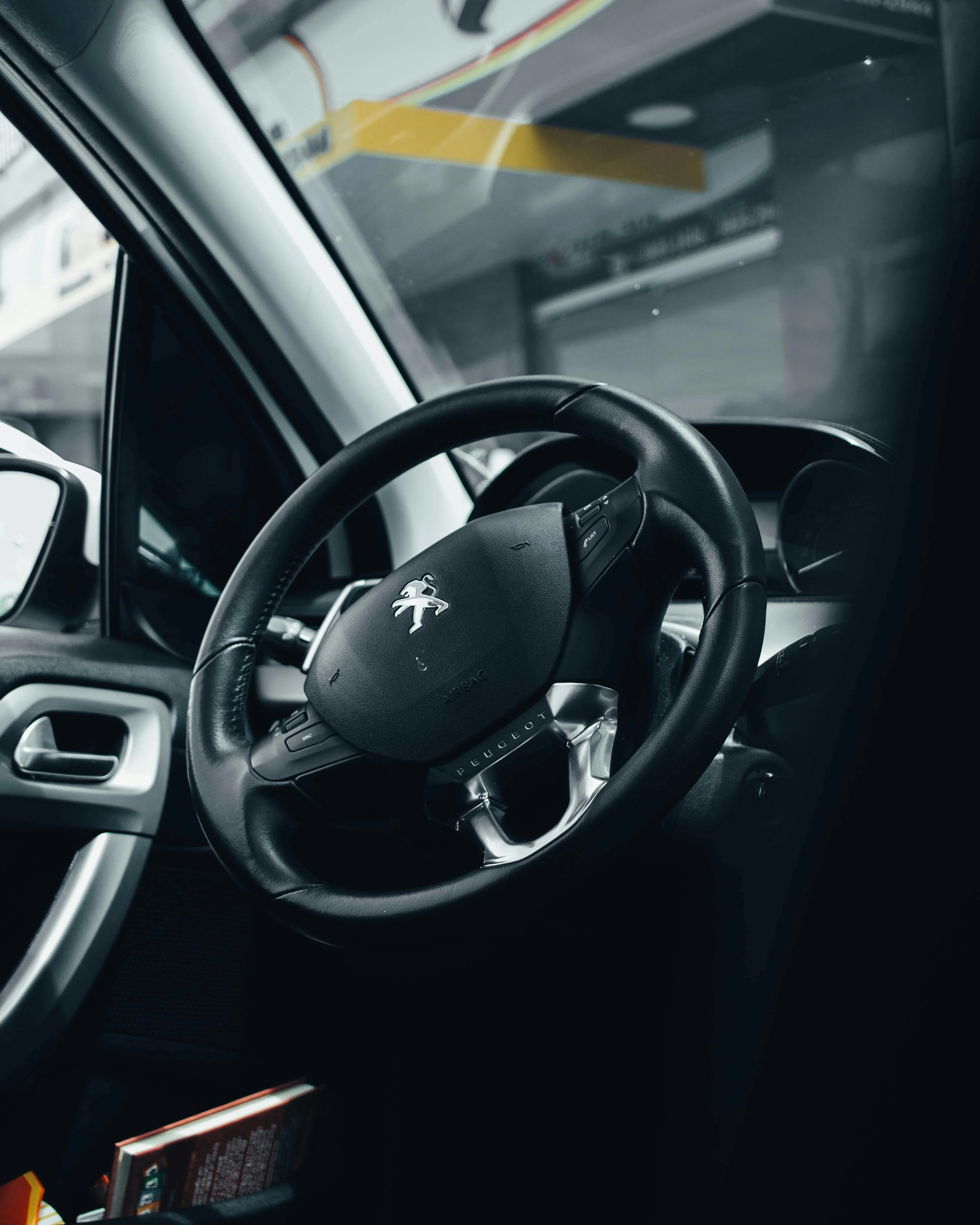 Intérieur élégant d’une voiture française moderne, alliant design, technologie et confort à la française.