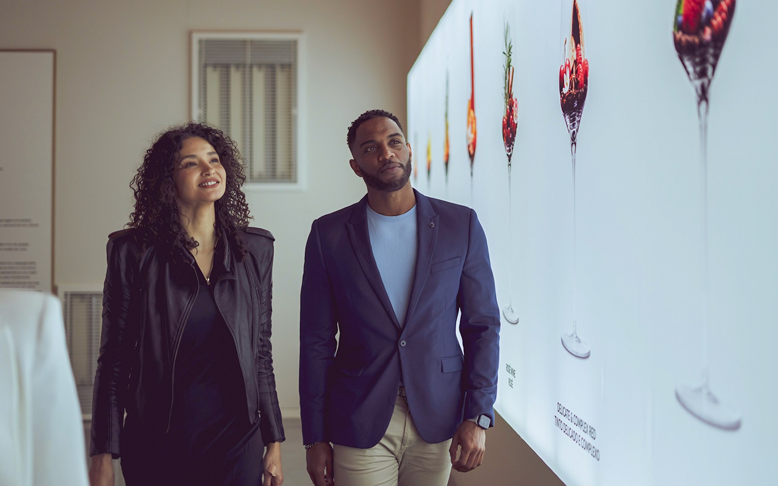 Látogatók borbemutatót fedeznek fel a Borélményen.