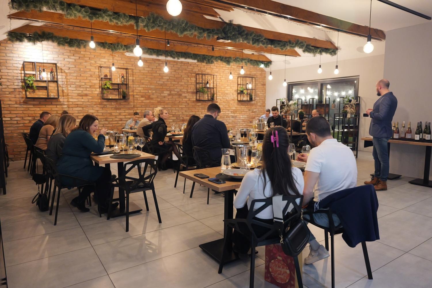 Zespół podczas warsztatów kulinarnych w restauracji Niedźwiedzia 25 – wspólne gotowanie i degustacja