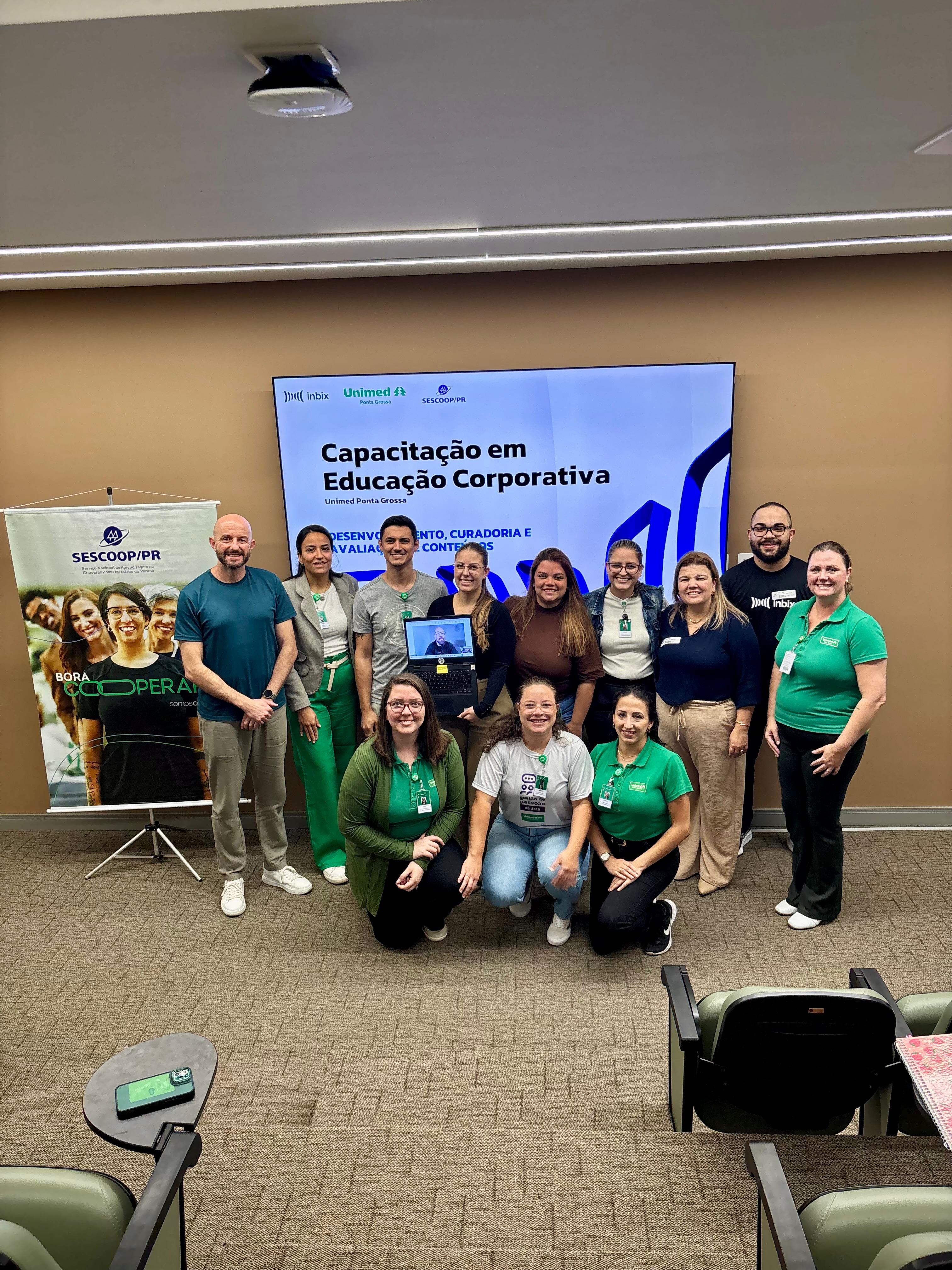 grupo de pessoas posando para foto