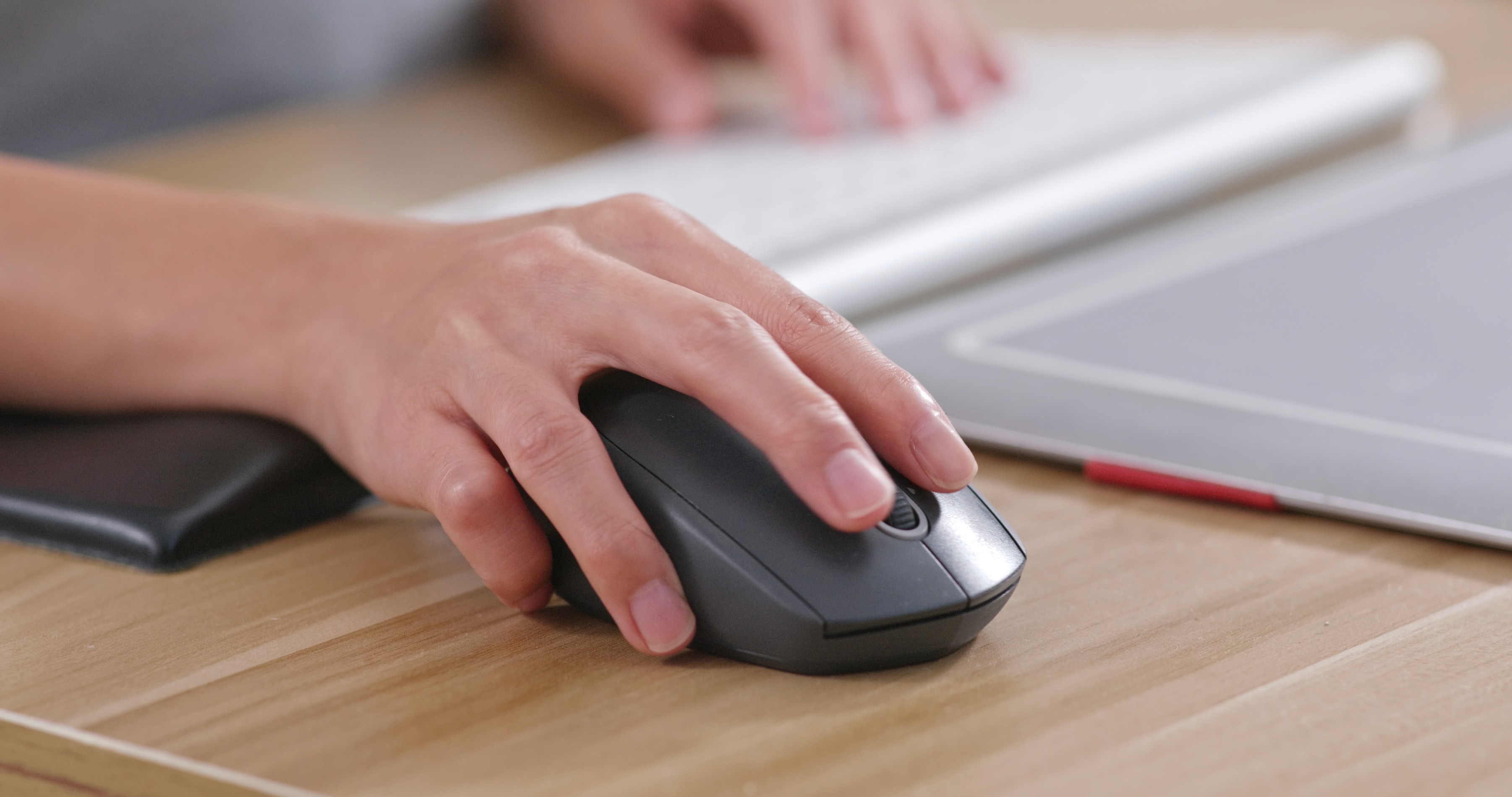 User interacting with a computer, representing attribution tracking challenges in B2B SaaS marketing.