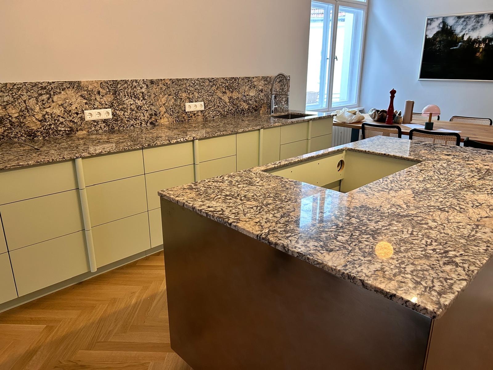 Desert Grey Granit als langlebige Küchenarbeitsplatte für stark genutzte Familienküchen in Berlin