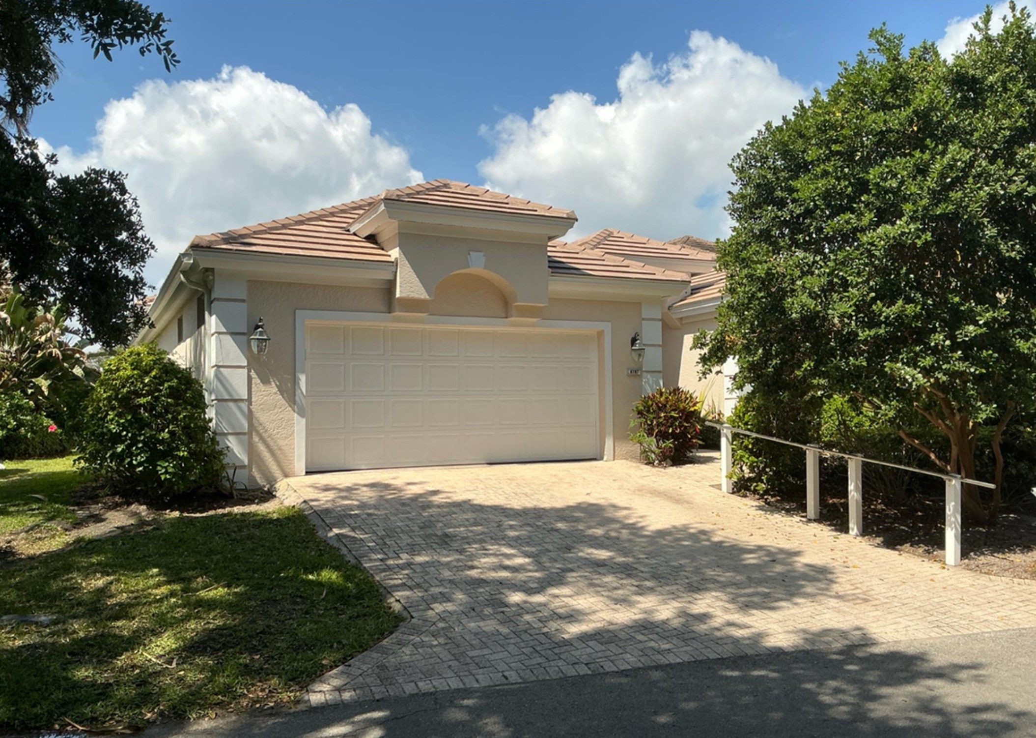 2000 New Roof Construction in Sea Oaks Lakeview Estates, Vero Beach with Entegra Broomswept Flat Tile in Sand