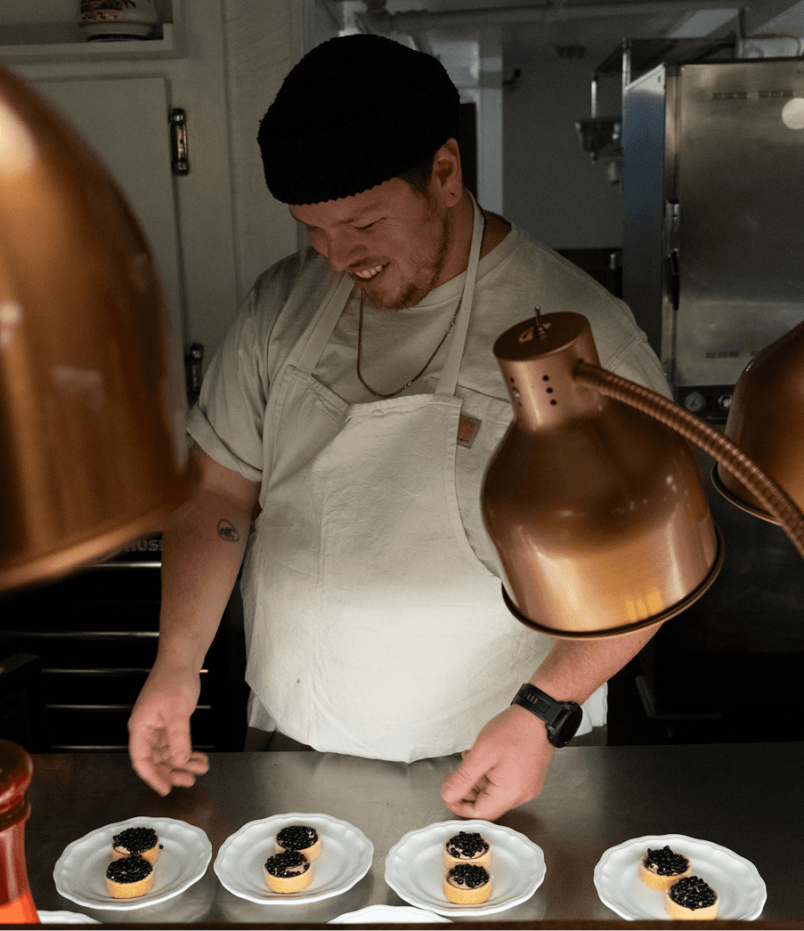 Le chef du Saison Étienne Nadeau prépare les entrées.