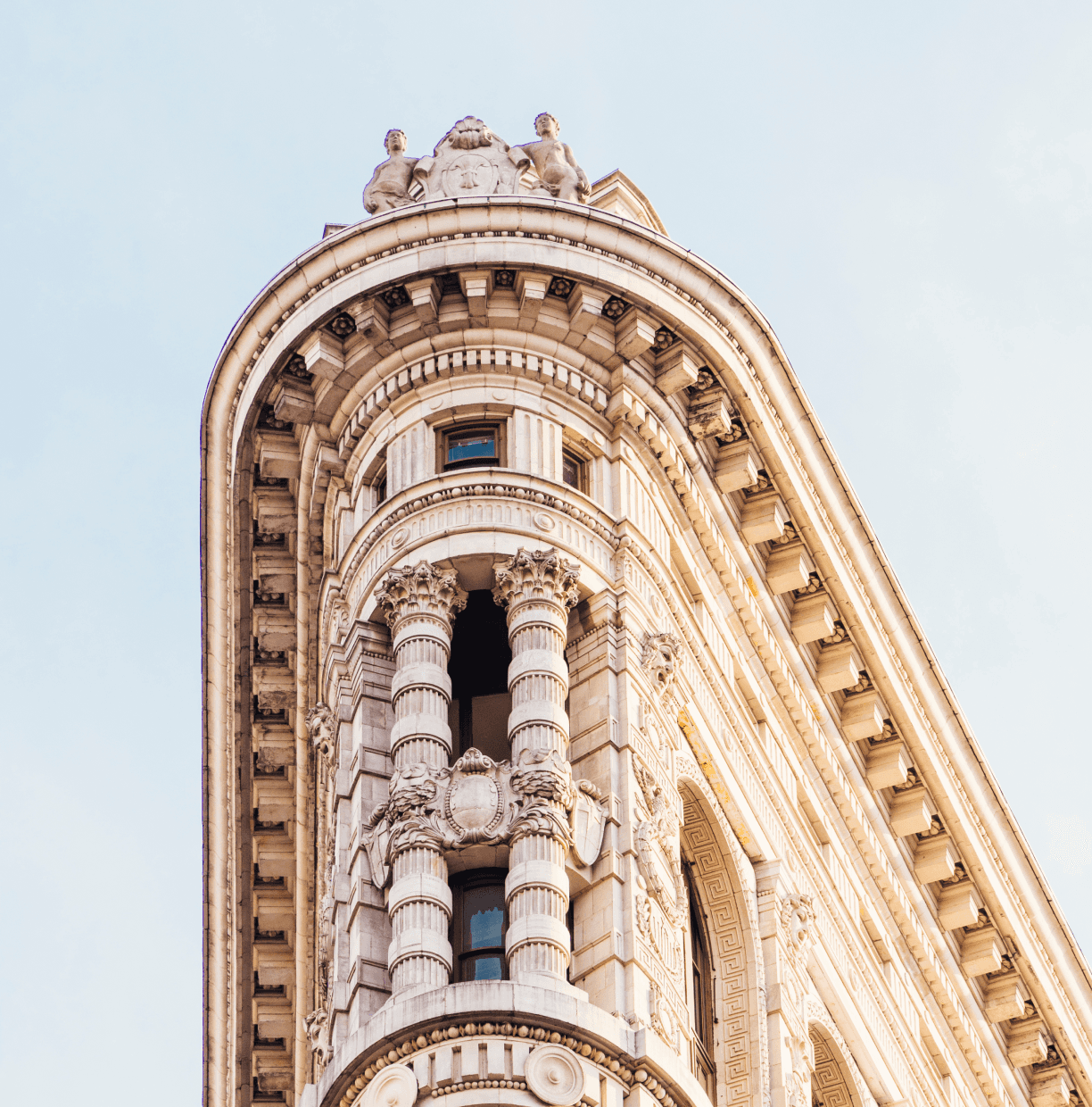 Fachada de edificio histórico en Barcelona, ilustrando la gestión centralizada de activos e inversiones desde un solo lugar.