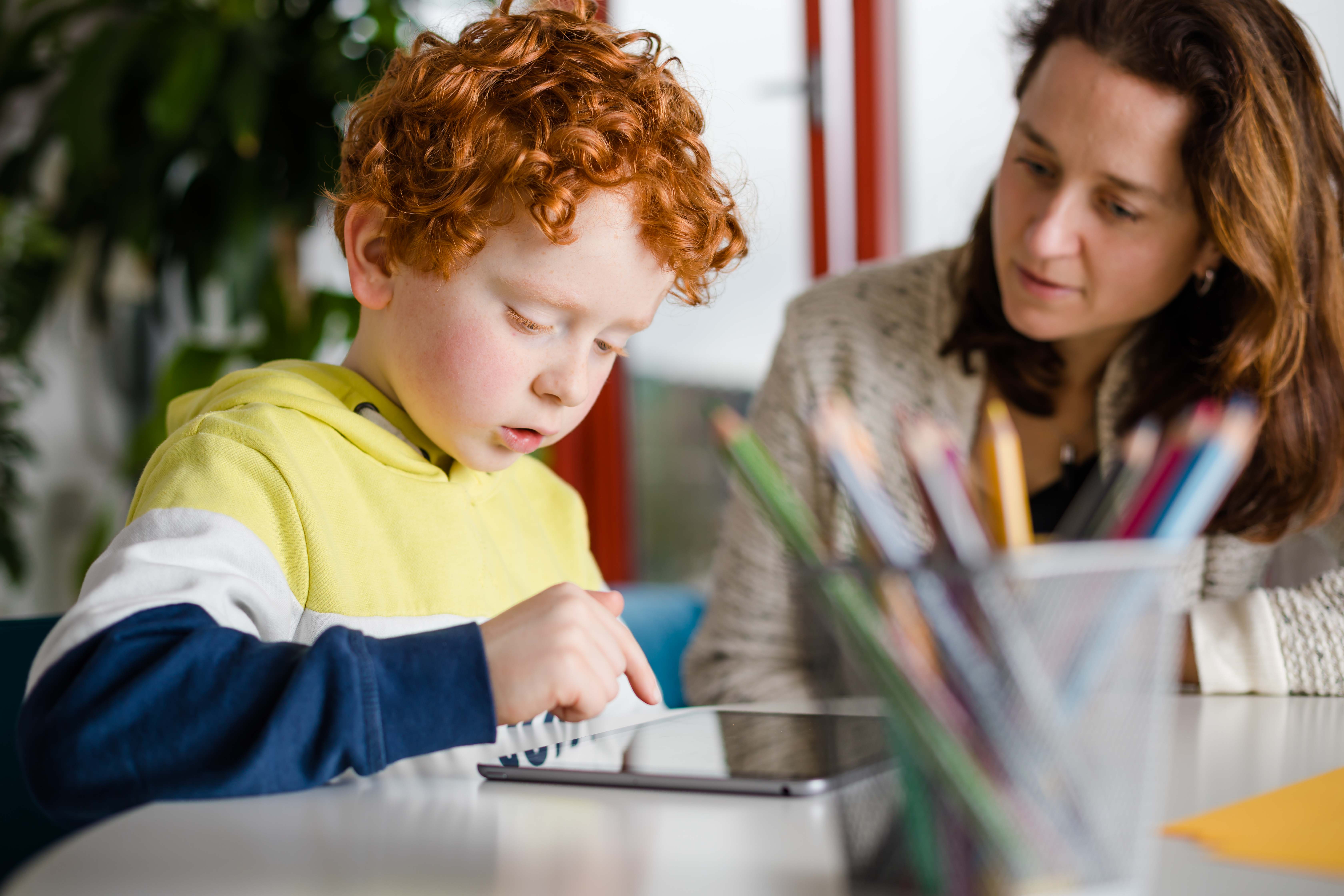 Jongen doet een opdracht op een tablet