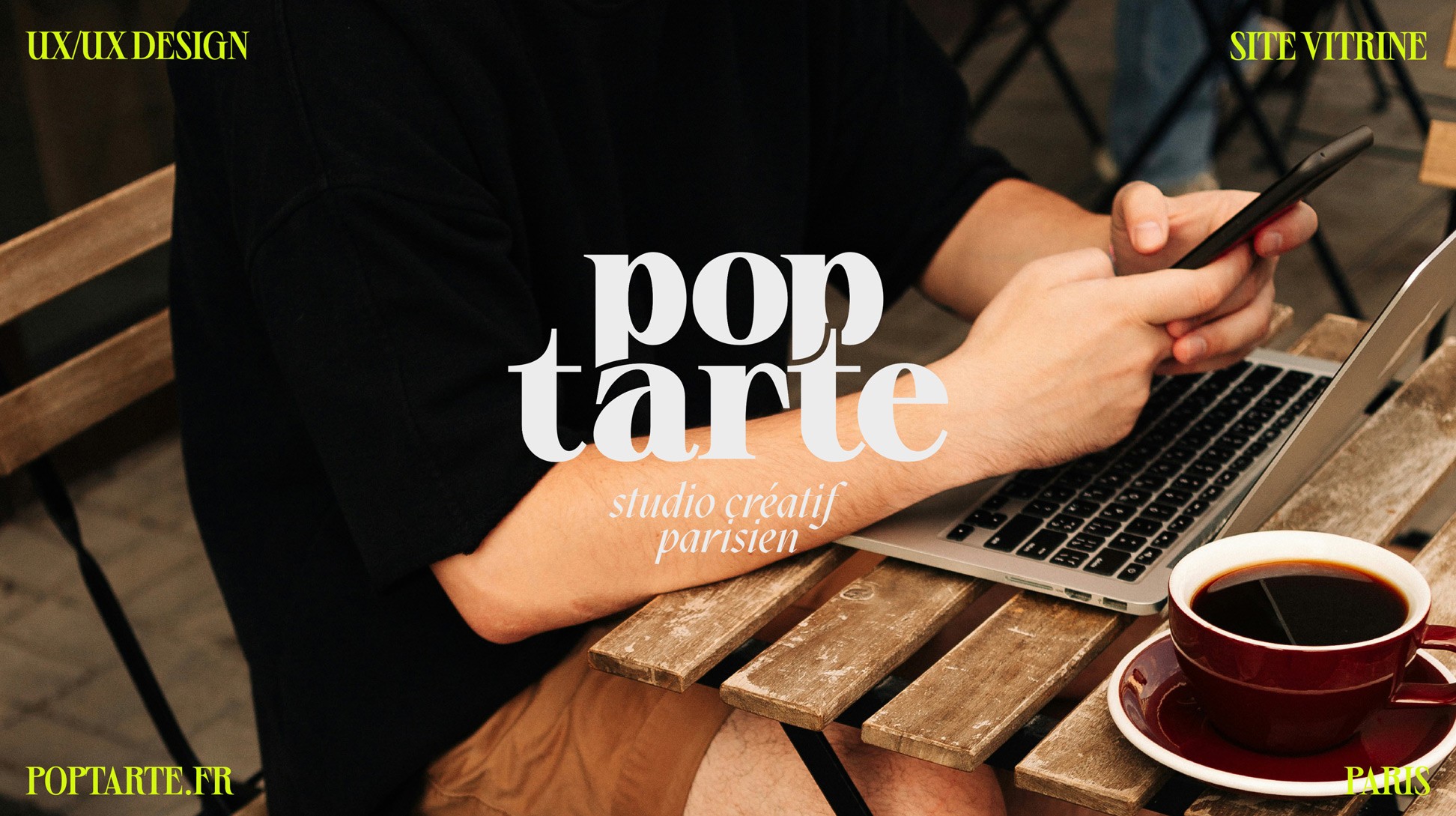 Logo Pop Tarte sur une photo d'un homme en train de travailler en terrasse sur son ordinateur.