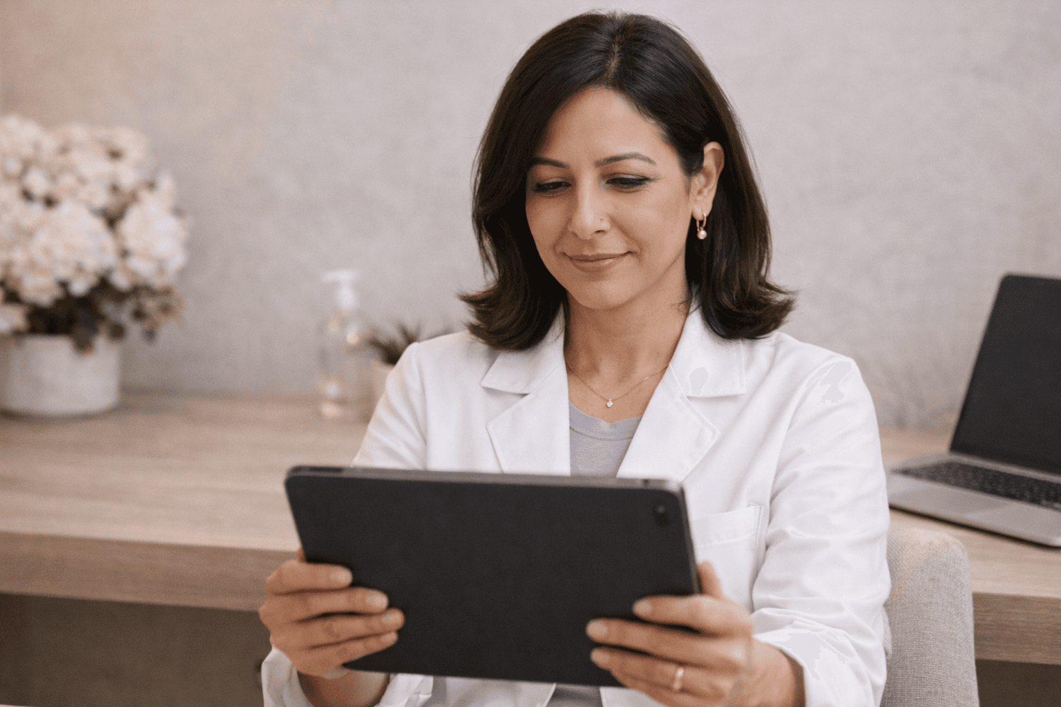 esteticista usando o sistema de gestão no tablet