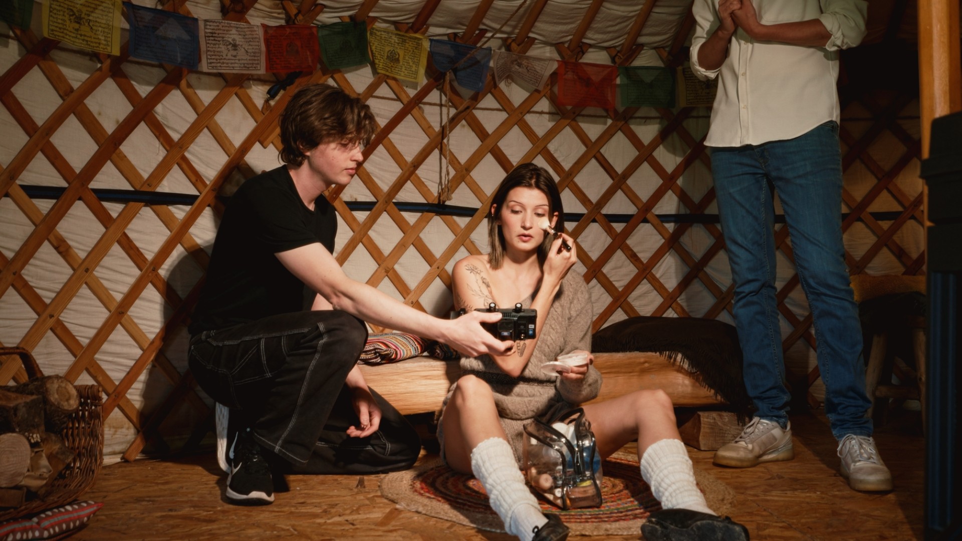 Maquillage d'une comédienne dans une yourte, capté en making of du film Yakshmere Horizons.