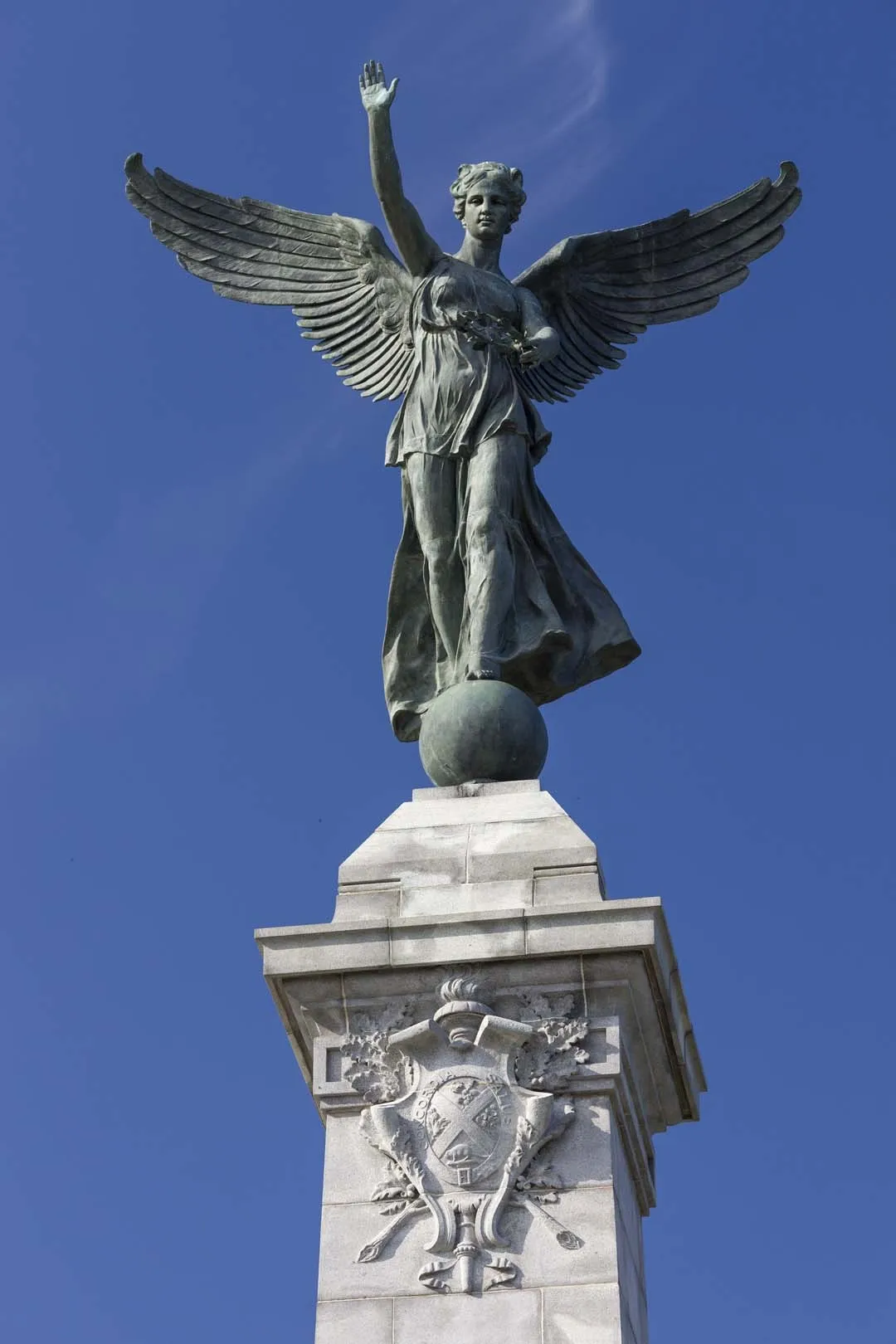Monument Sir George-Étienne Cartier au parc du Mont-Royal à Montréal avec statue principale et allégories