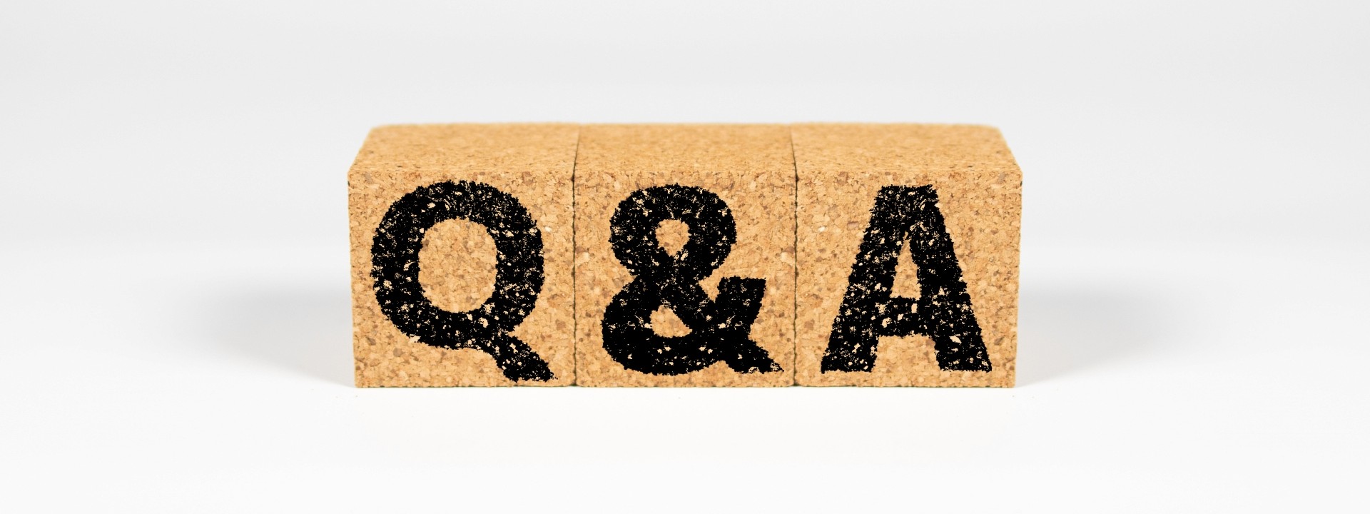 Q＆Aと書かれたコルクの画像