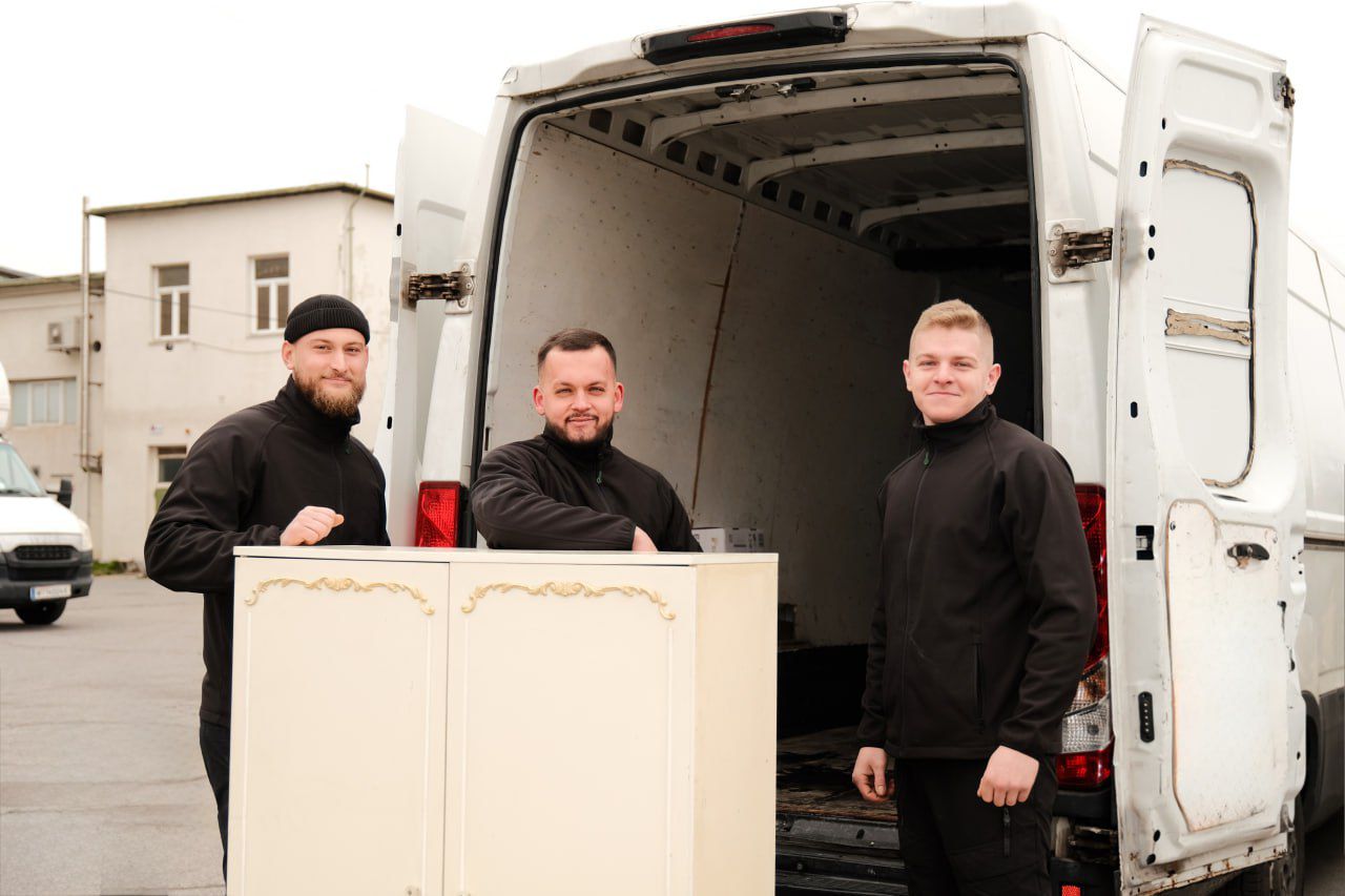 FST Transport Teamfoto bei der Arbeit während einer Entrümpelung in Wien