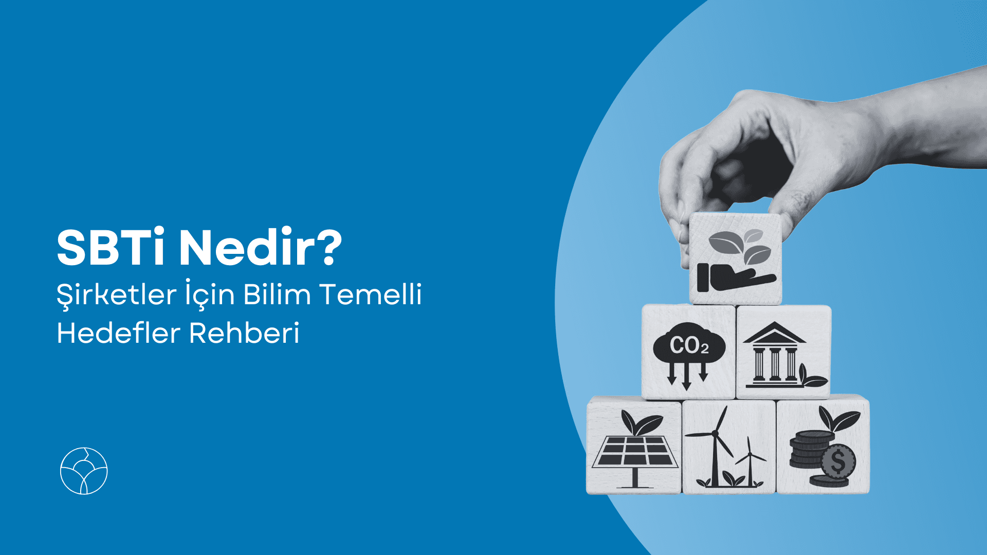 Bir elin, CO2 emisyon azaltımı, yenilenebilir enerji ve sürdürülebilirliği simgeleyen semboller bulunan küplerden oluşan bir yapıya son bir yeşil küp eklediği, "SBTi Nedir?" başlıklı blog kapağı görseli.