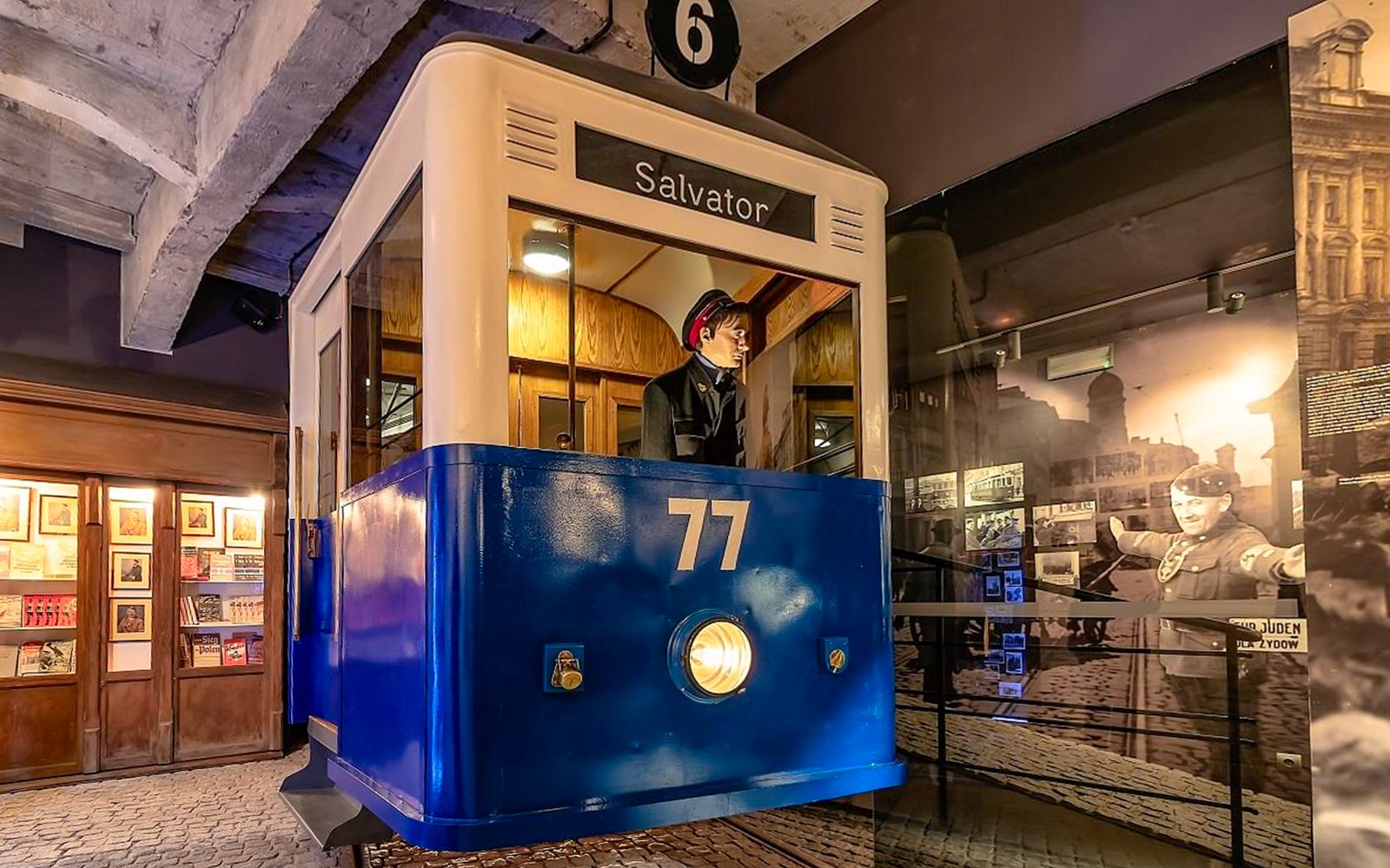 Sýning um sporvagna í safni Oskar Schindler í Kraká með sögulegum ljósmyndum.