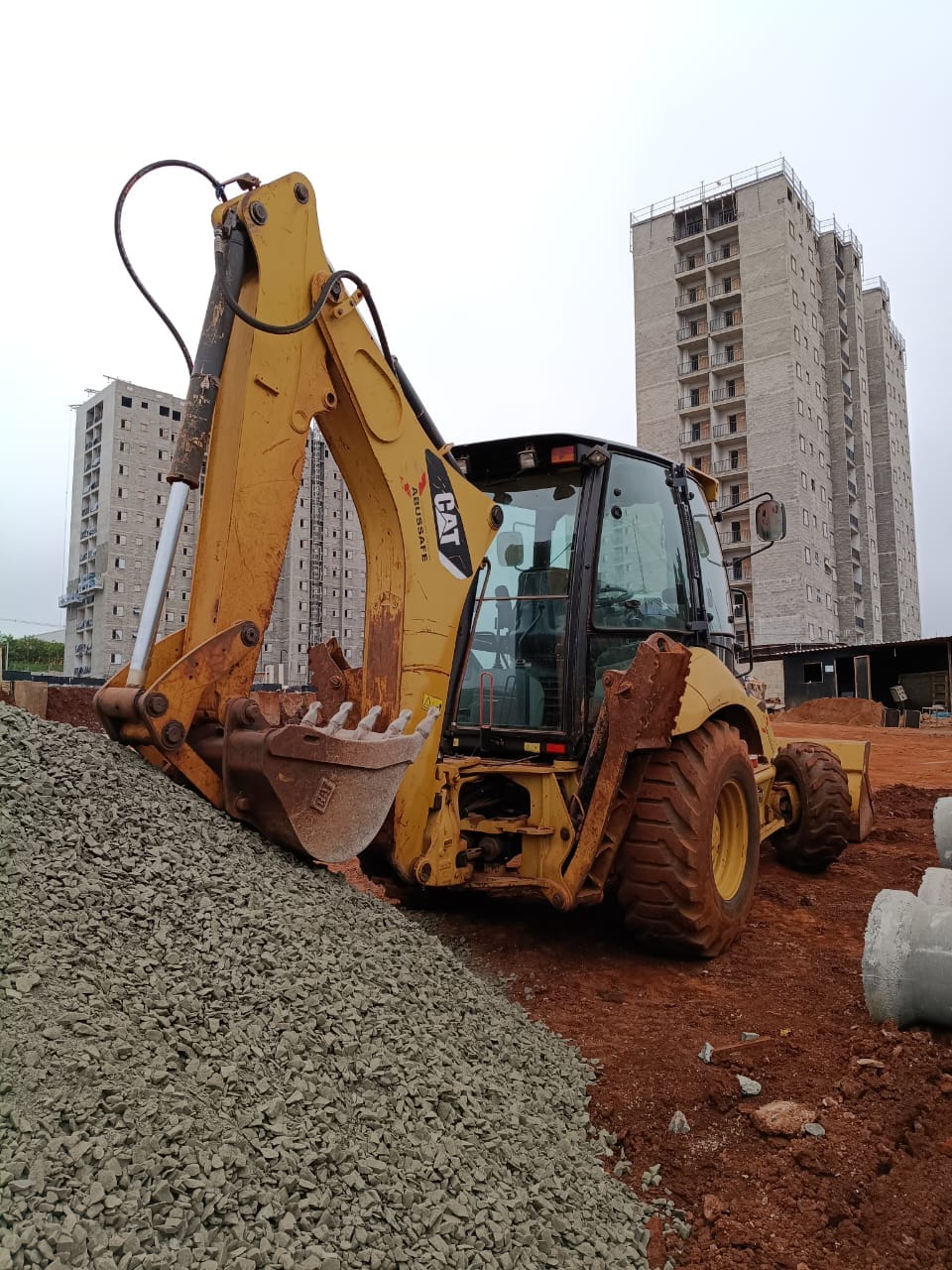 Retroescavadeira trabalhando em canteiro de obras em Londrina