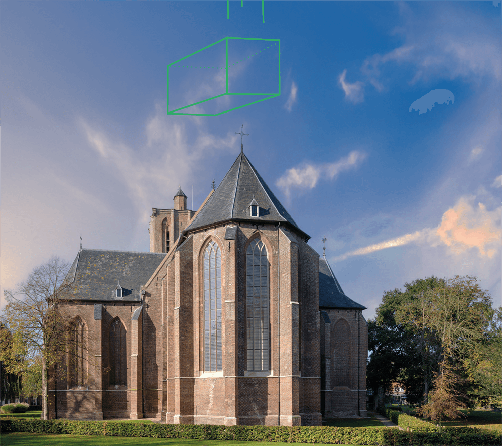 Een oude kerk die is omgebouwd tot woning.