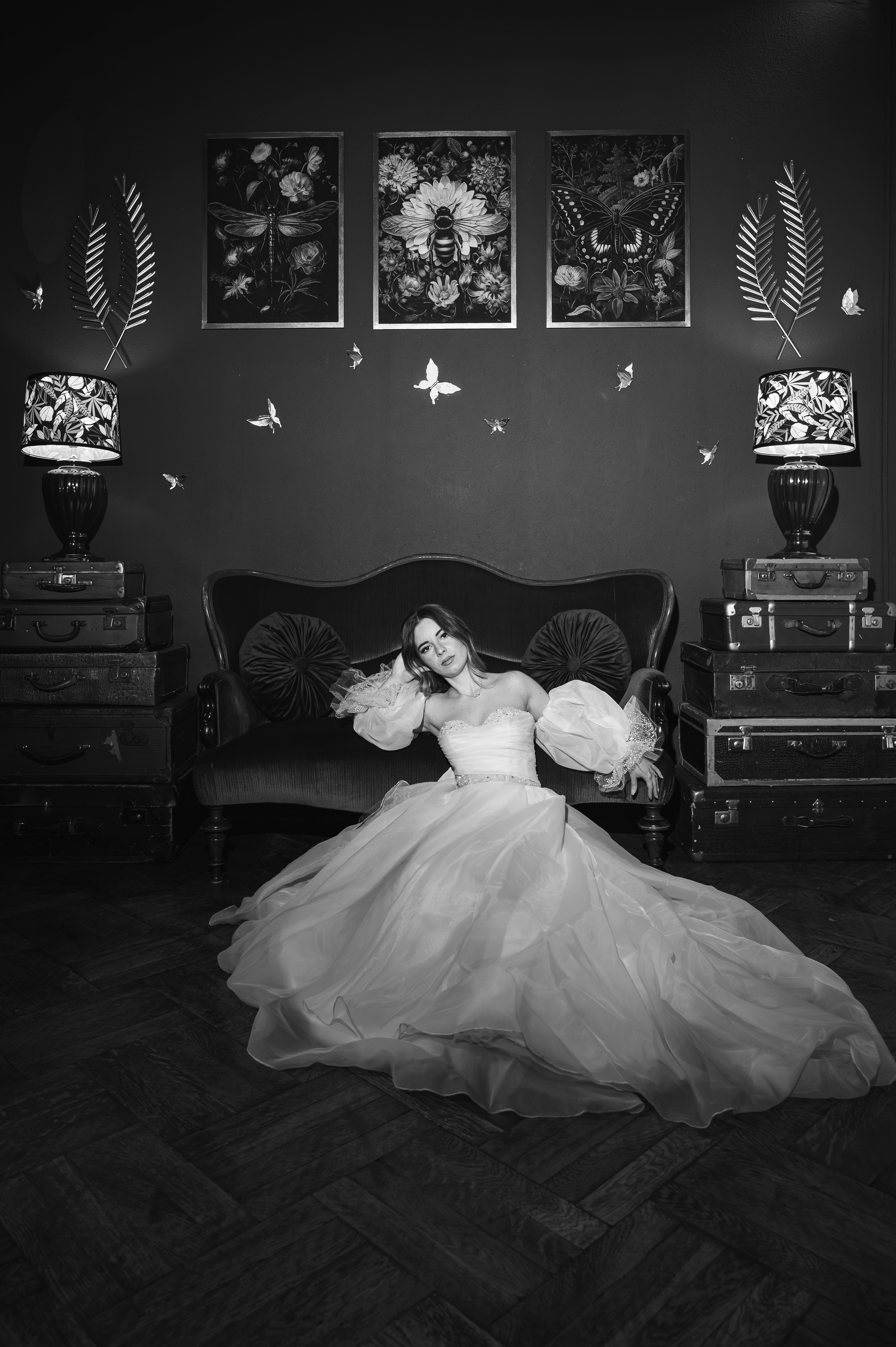 Fotografie alb-negru mireasă culcată pe podea, rochie albă cu volum, fotografie artistica nuntă