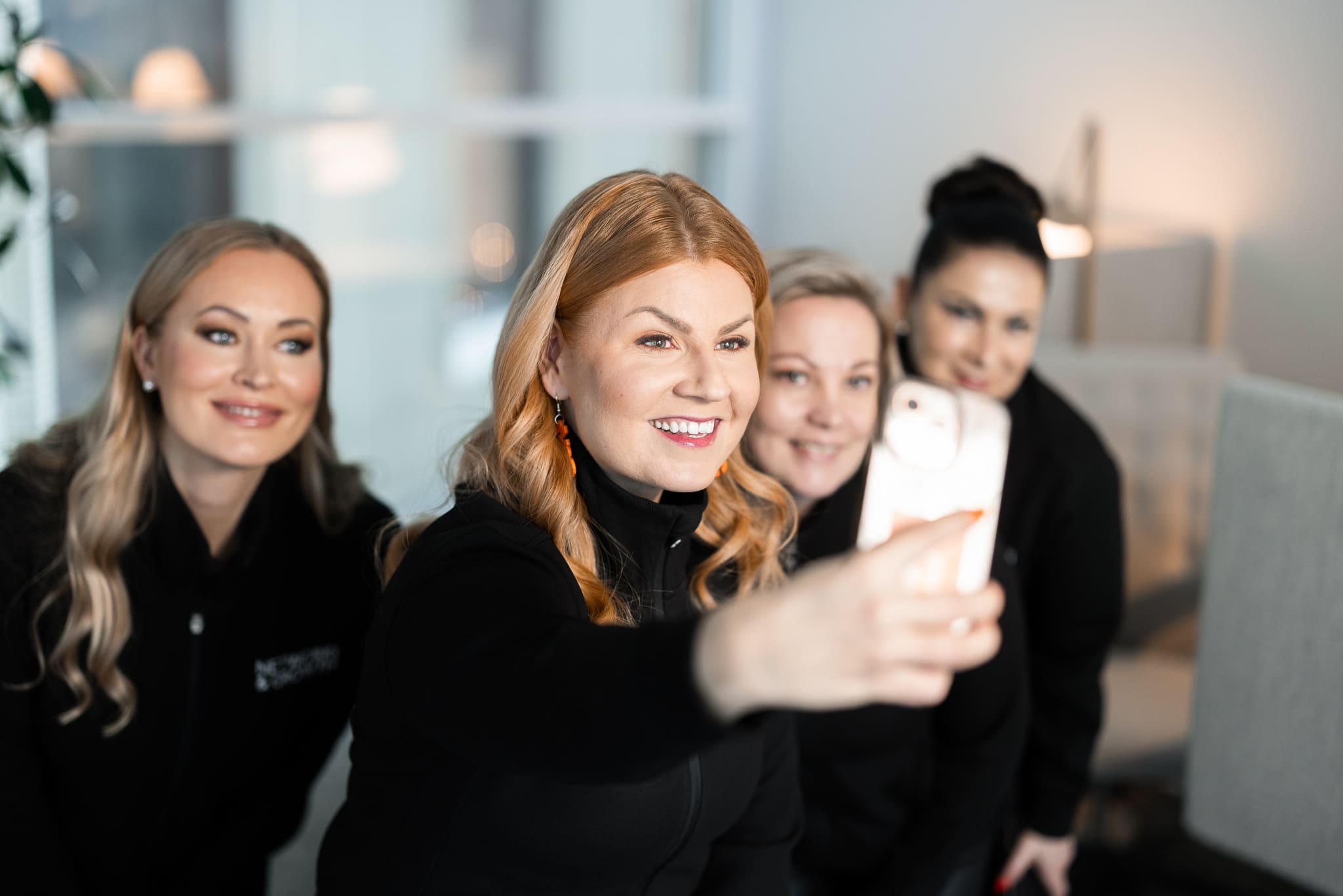 Network & Growthin valmentajatiimi ottaa yhteiskuvaa työpäivän lomassa.