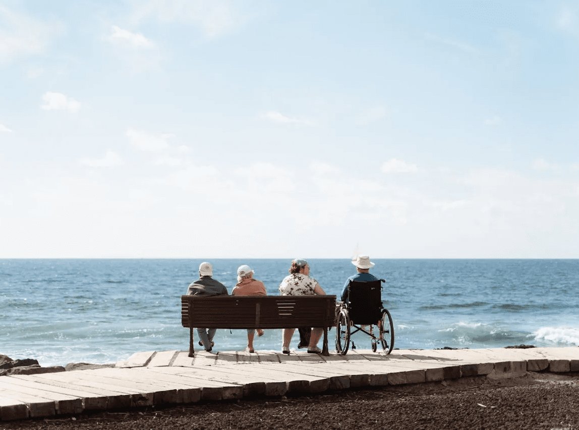 Ouderen op een bankje aan zee