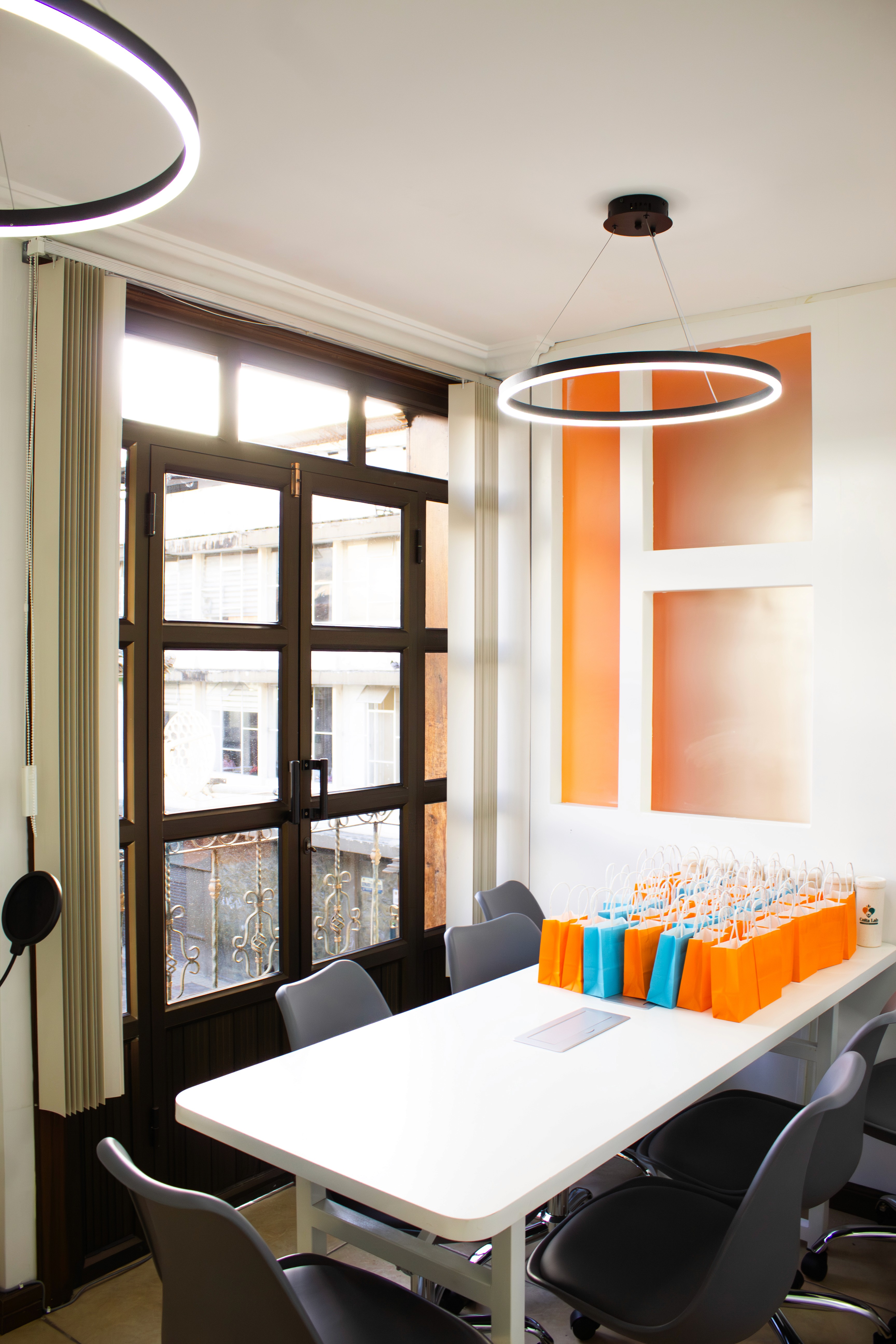 Interior de CoRa Lab, espacio de coworking en Loja