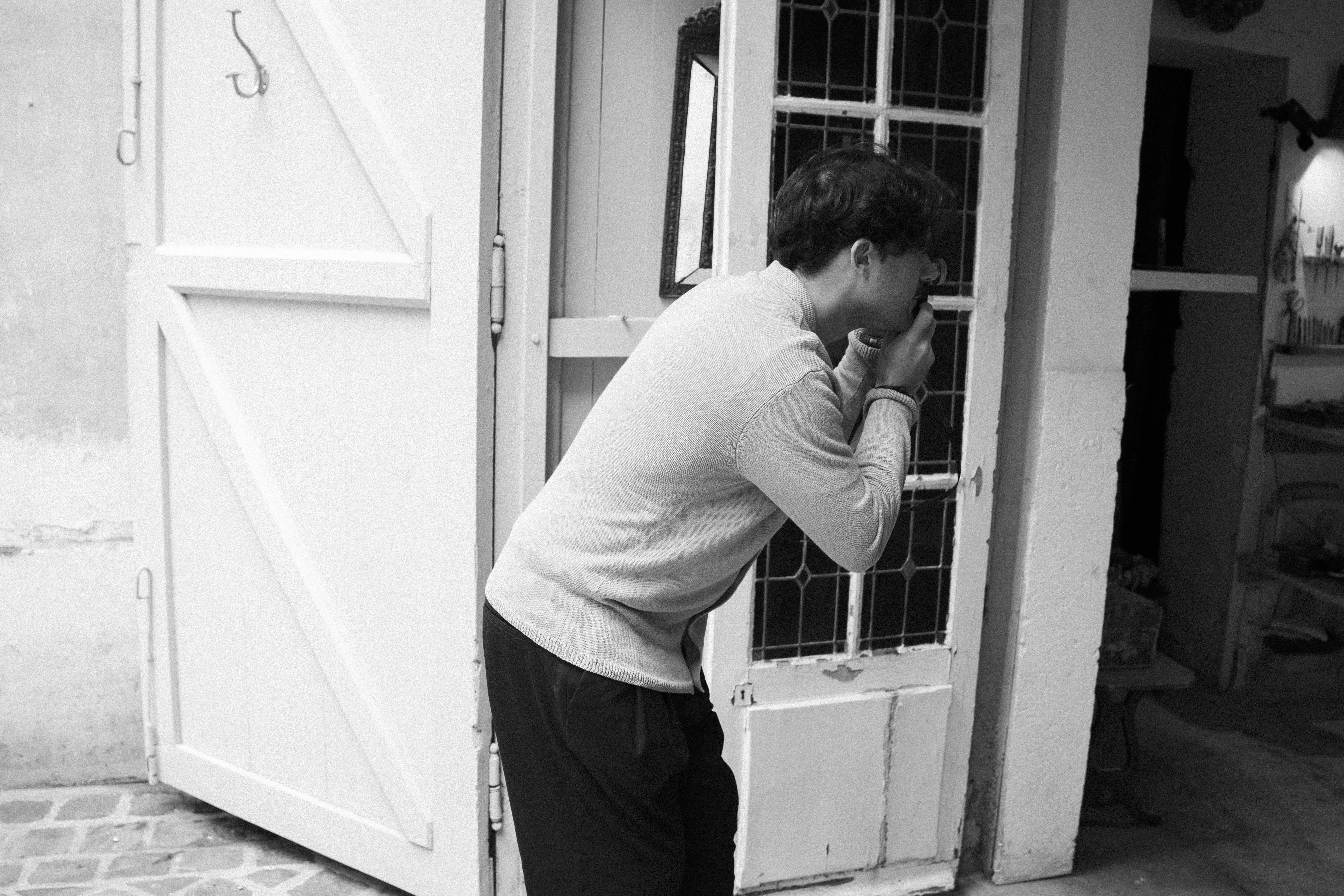 Antonio fotografiando el interior del estudio desde fuera
