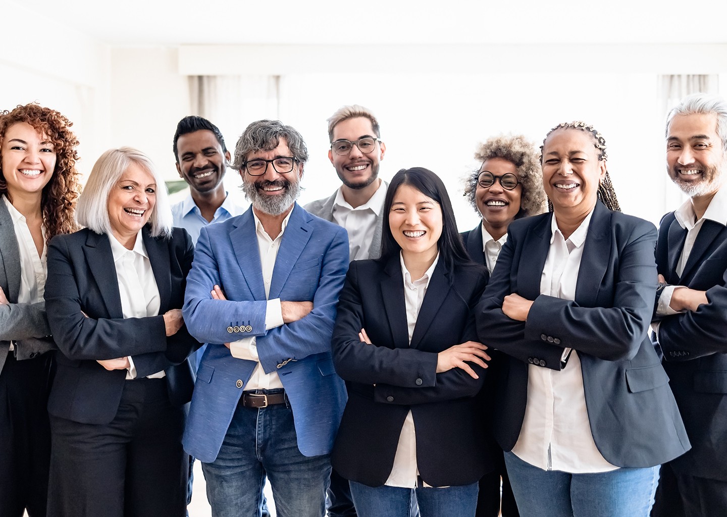 Team diversificato in ufficio, con persone di diverse etnie e generi. Concetto di diversità e inclusione aziendale per un ambiente di lavoro equo.