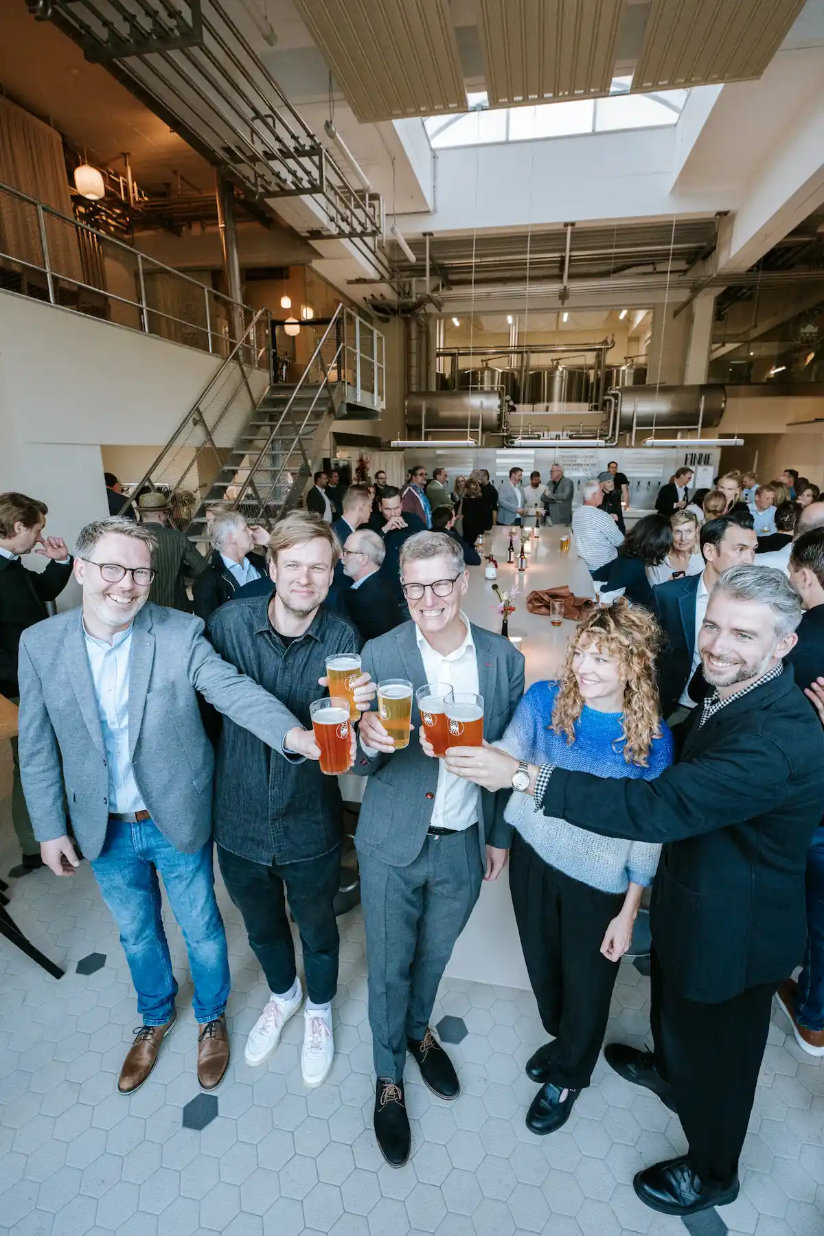 Eröffnungsevent des Finne in Münster mit Gästen aus Wirtschaft und Stadtgesellschaft bei einem gemeinsamen Anstoßen in moderner Eventlocation