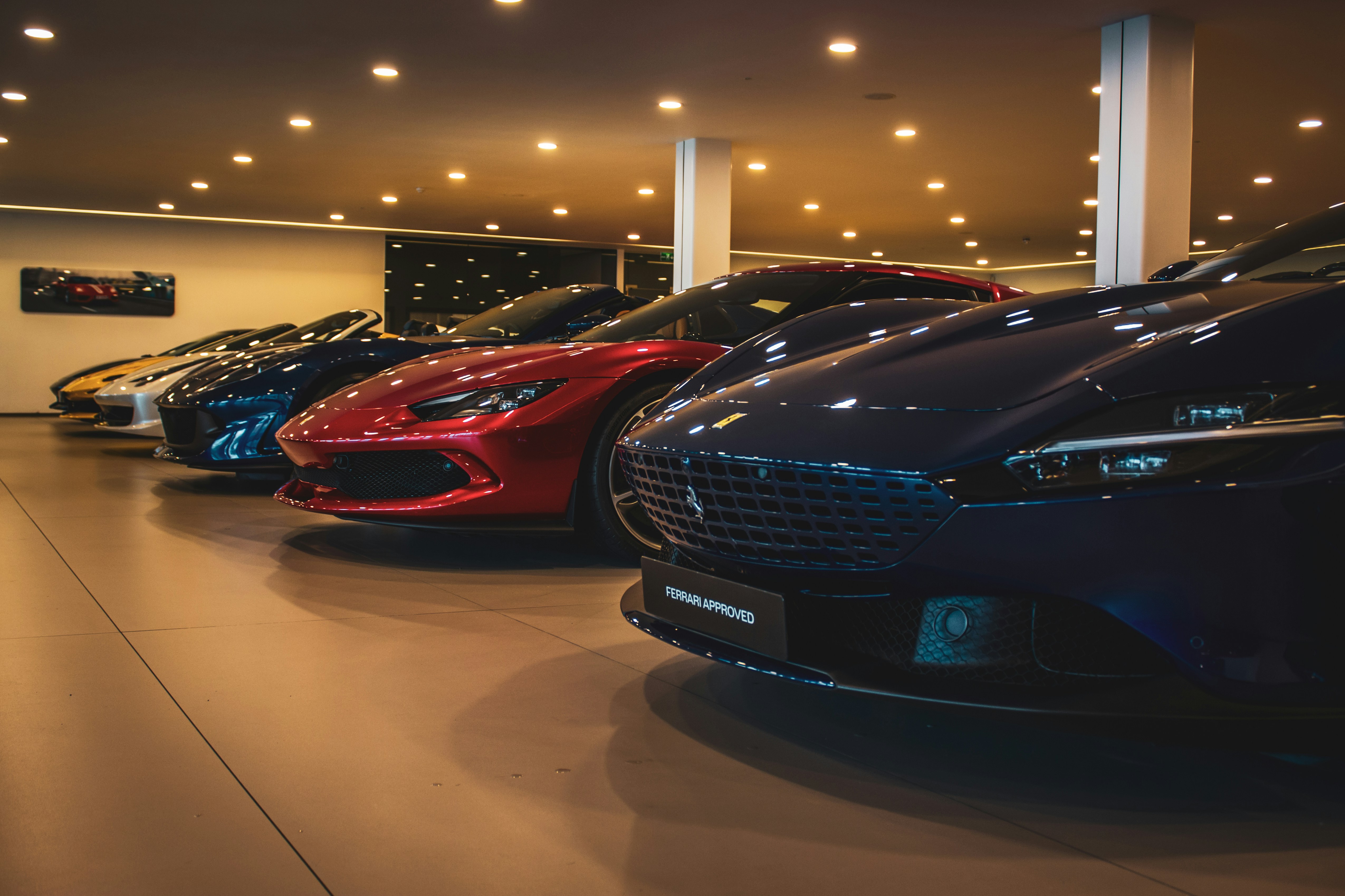 Exklusive Kfz-Sammlung im Showroom – mehrere Fahrzeuge in Innenraum