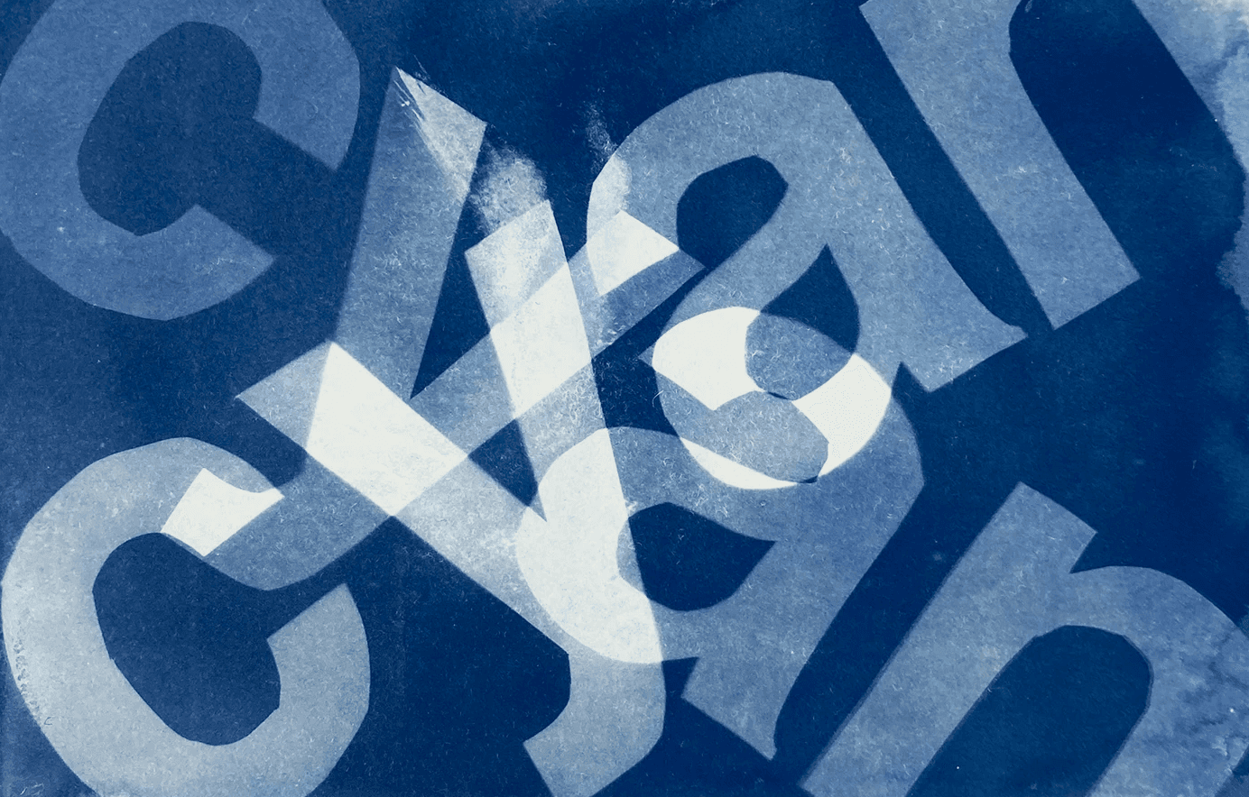 Experimentelle Typografie im Cyanotypie-Verfahren: Buchstaben C, Y, A, N in Helvetica als grafisches Designelement im Blaudruck.