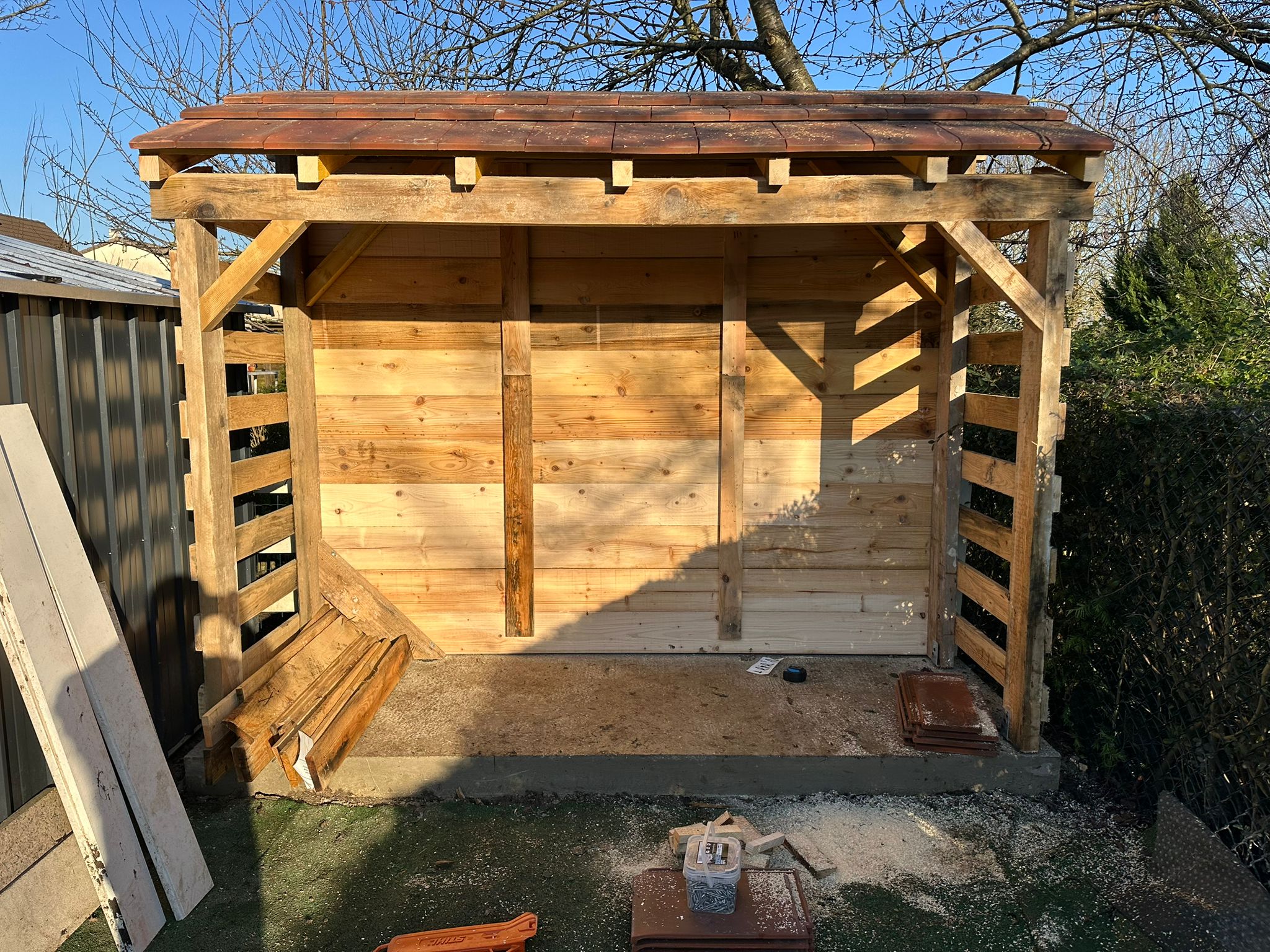 Stacked square glass jars filled with golden serum and bubbles, silver lids—luxury skincare packaging on a light background.