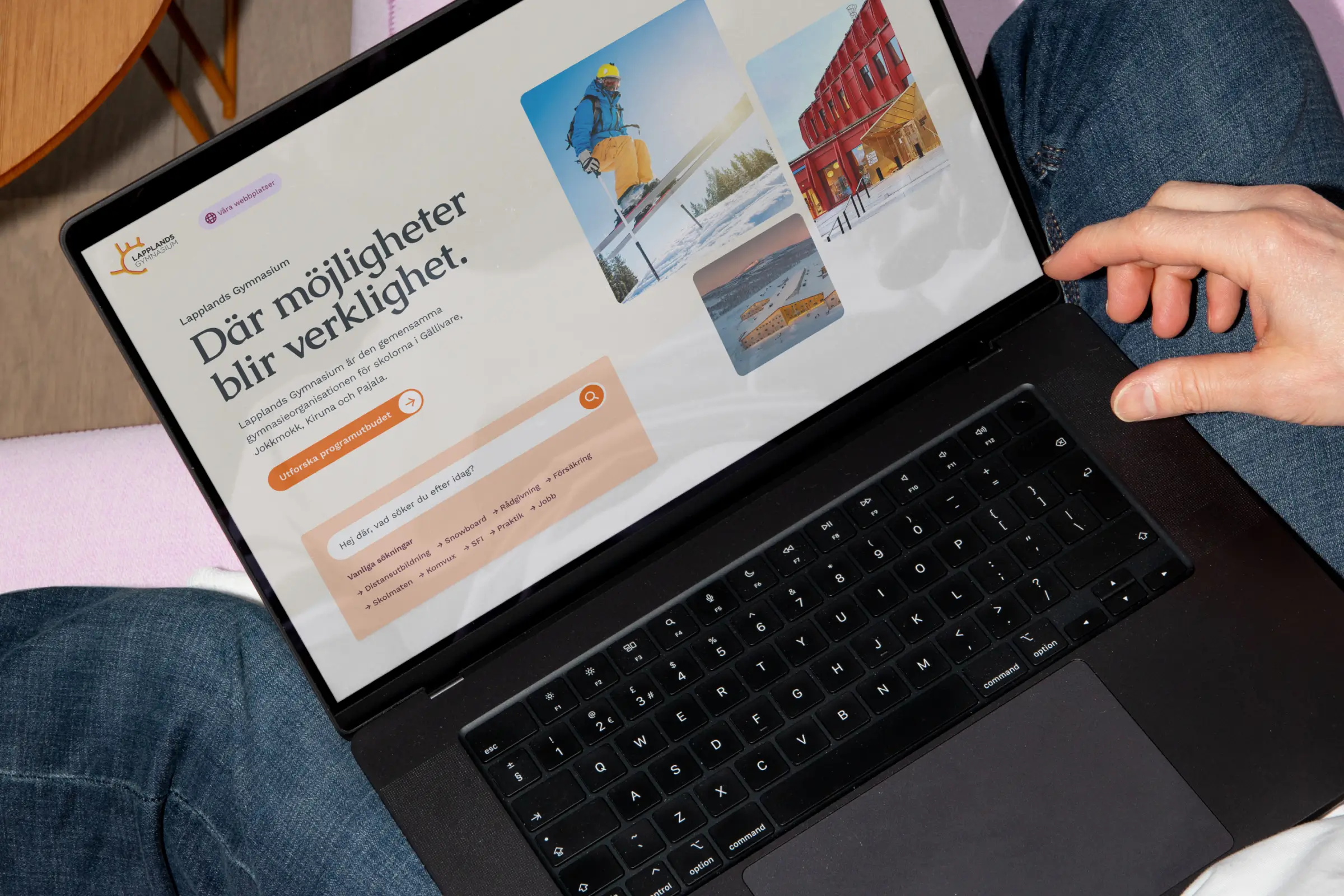 Elev använder webbplatsen på laptop.
