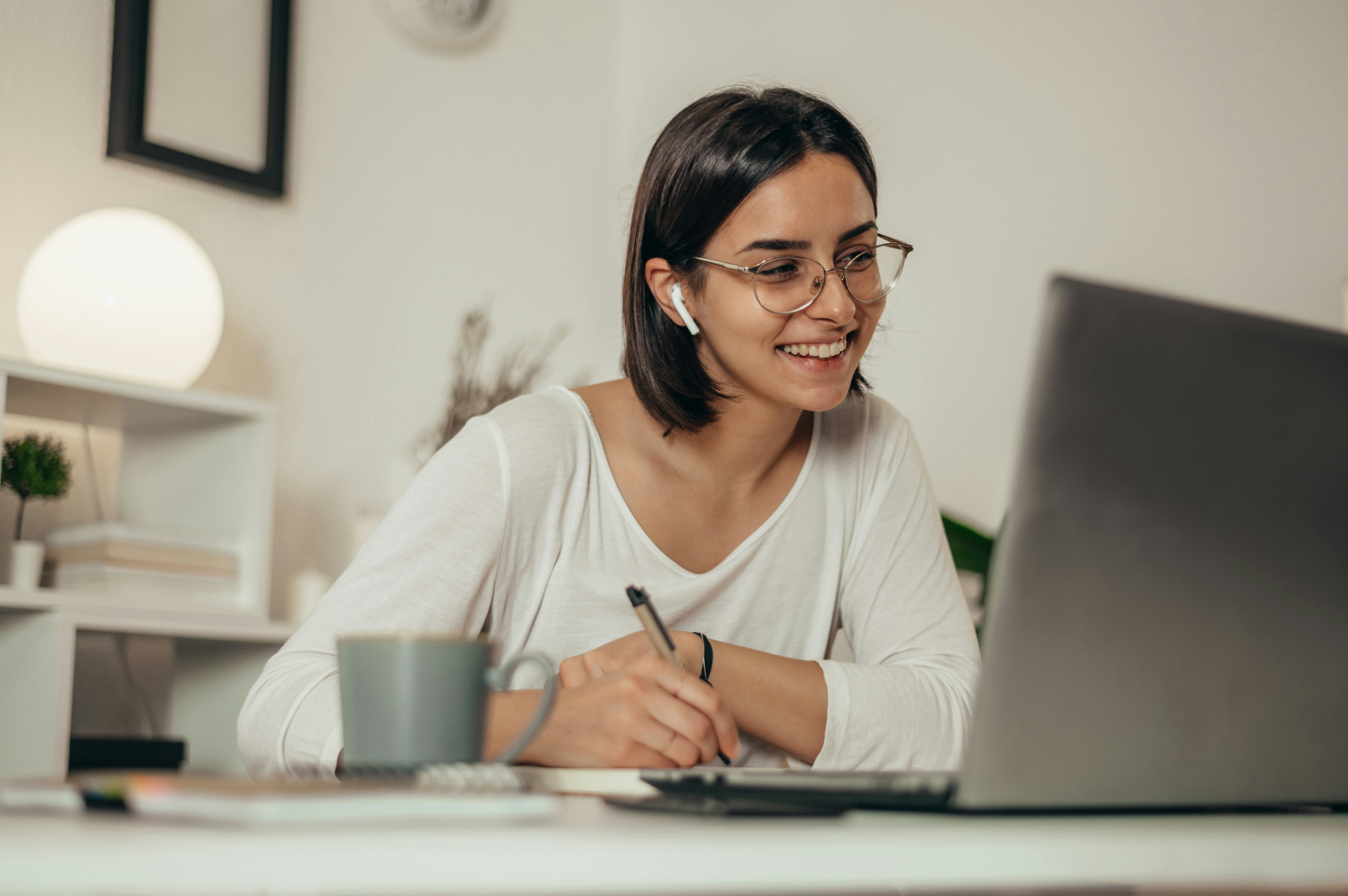 Frau welche im Home-Office Arbeitet