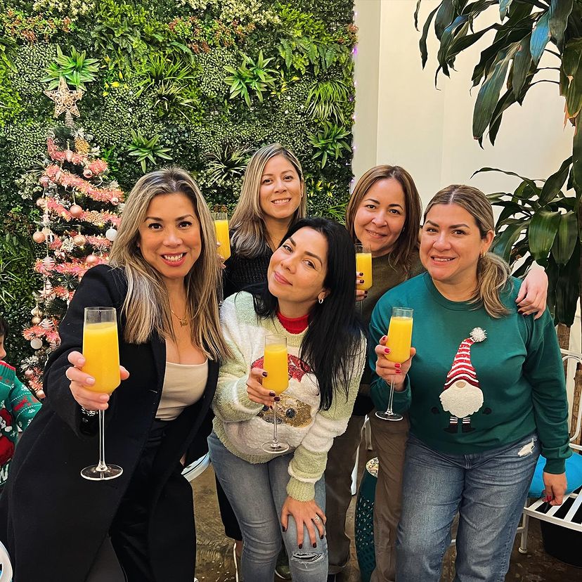 Group of Astoria girls at Cafe Renis