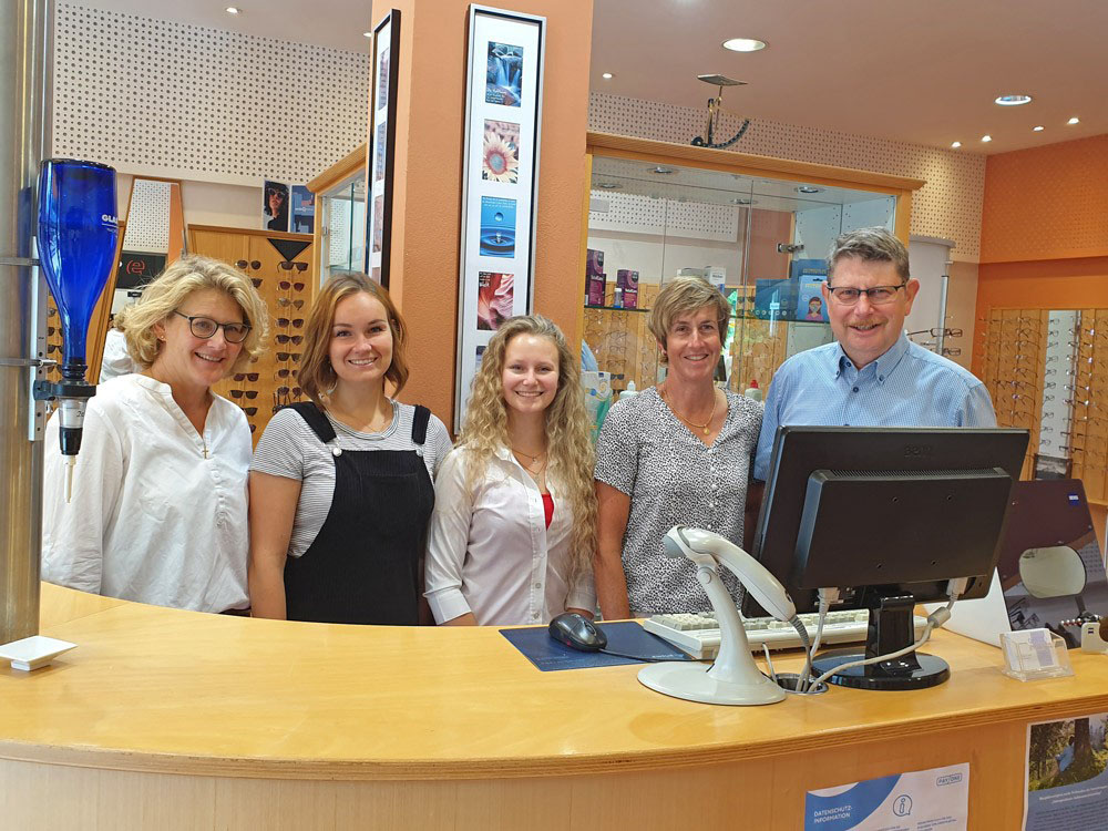 Team von Optic Augenblick mit erfahrenen Augenoptikern für individuelle Beratung und präzise Sehlösungen