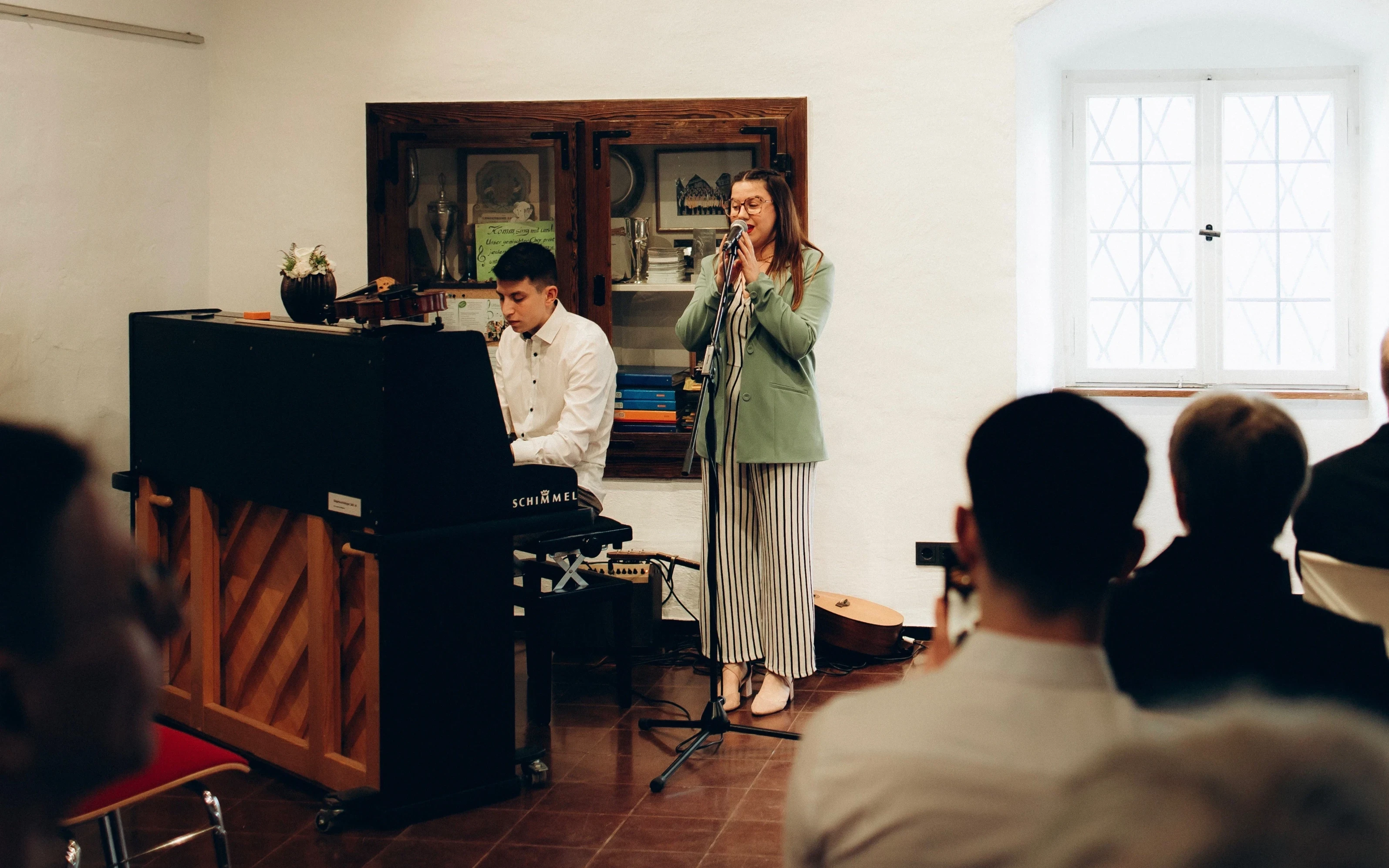 Hochzeitssängerin Kate Lynn bei einer gefühlvollen Trauung in Balingen
