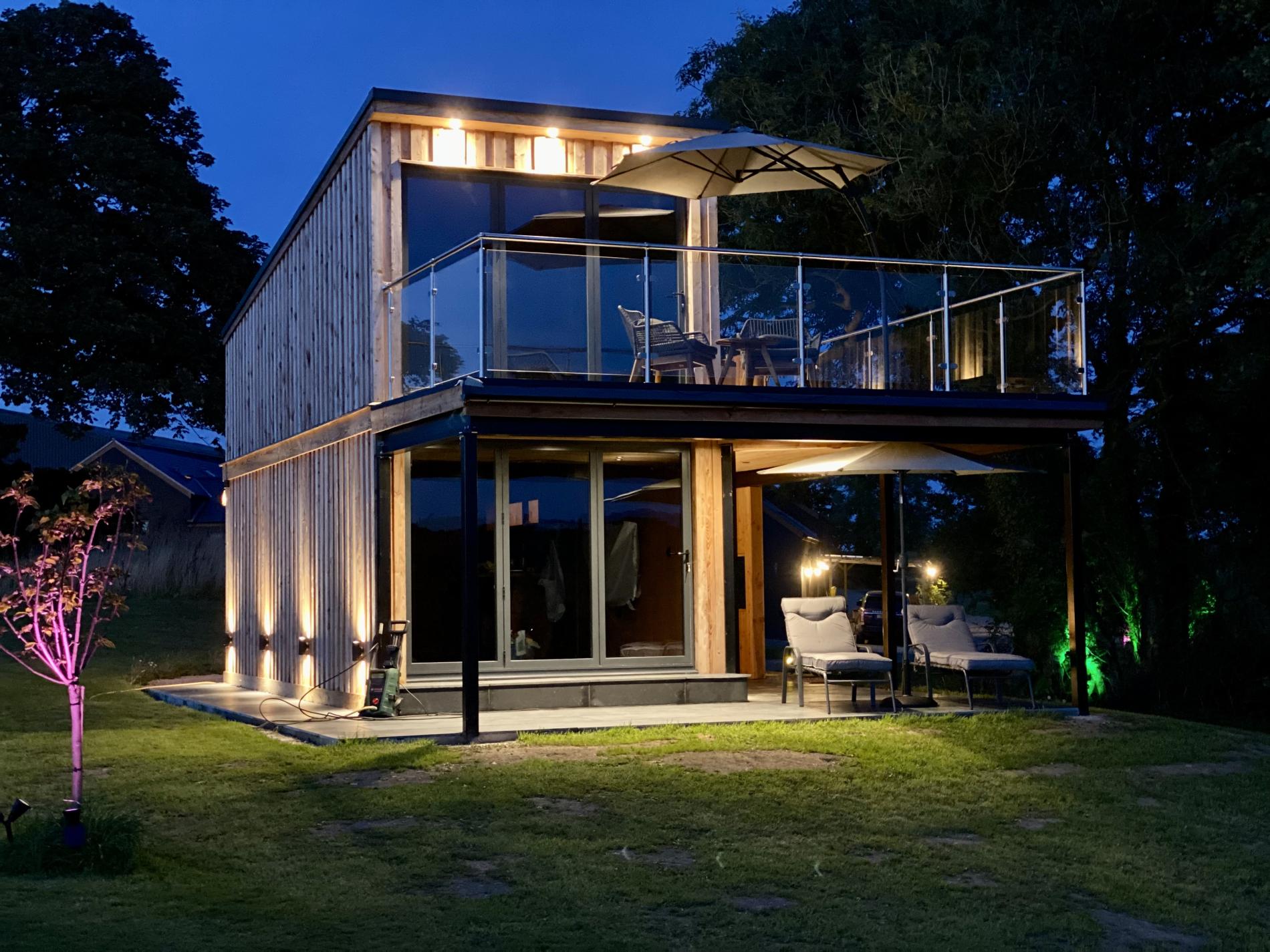 Image of chalet next to mountains