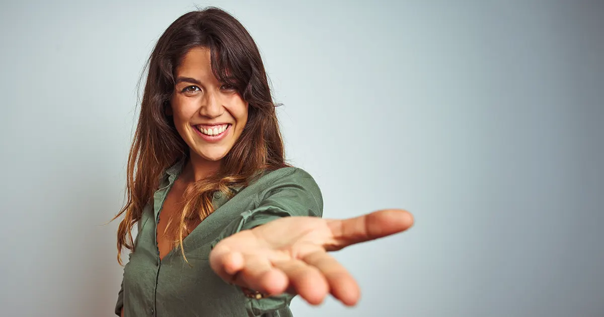 Illustrasjonsbilde av en kvinne som holder frem sin venstre hånd huten skader.