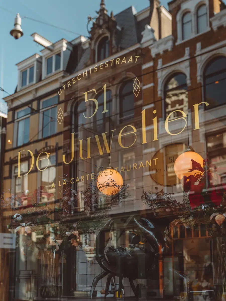 Goldene Schrift des Restaurants De Juwelier am Fenster in der Utrechtsestraat 51 in Amsterdam