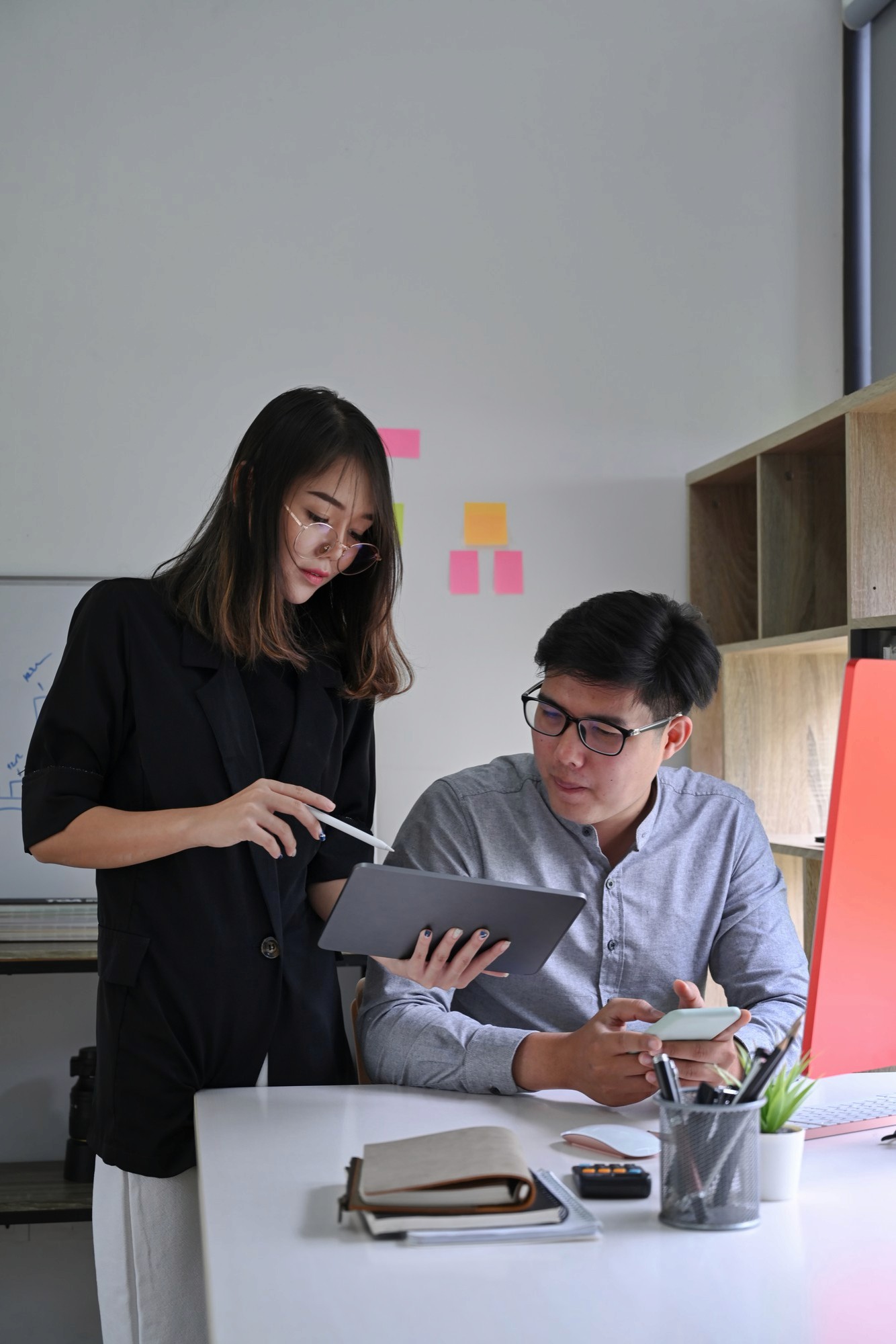 香港中小企人力資源部處理強積金MPF入職登記及合規流程|HR team in Hong Kong SME managing MPF onboarding and compliance