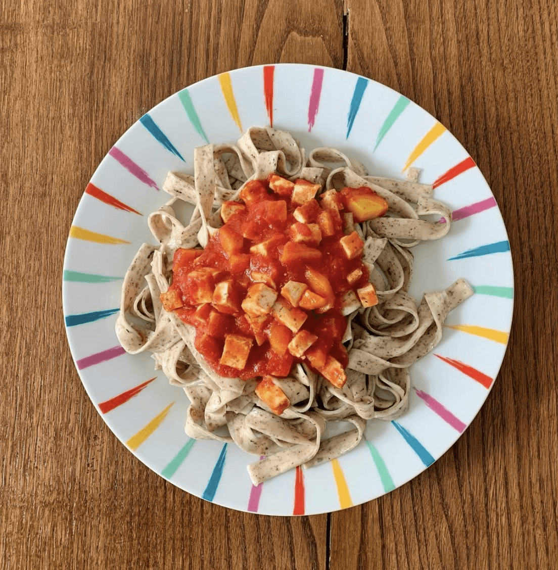 Tagliatelle con tofu y tomate 